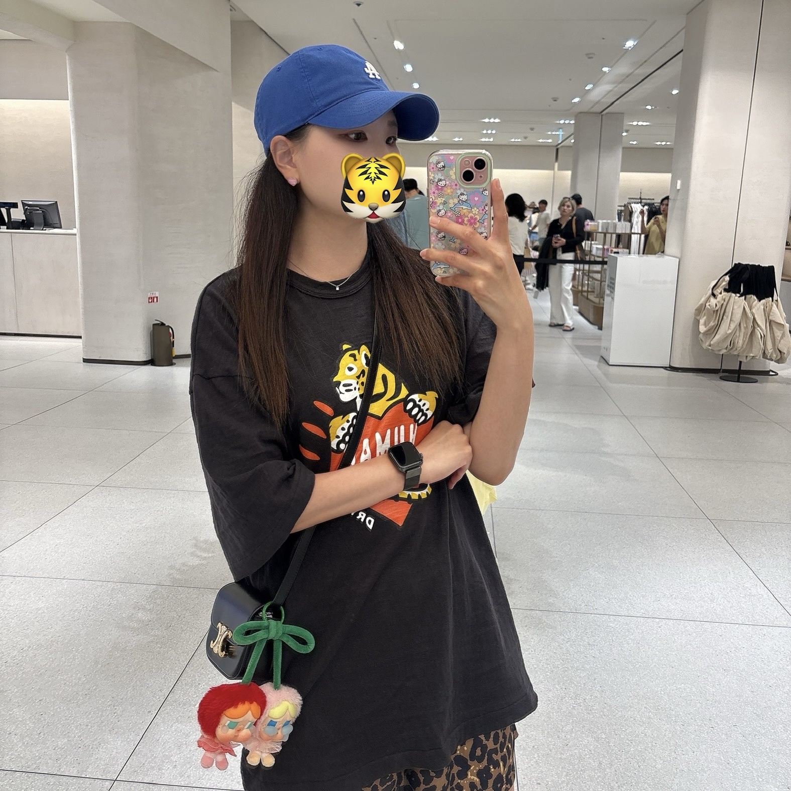 Human Made Graphic T-Shirt Black, Celine Mini Claude in Shiny Calfskin Black 착용 스타일 - 1