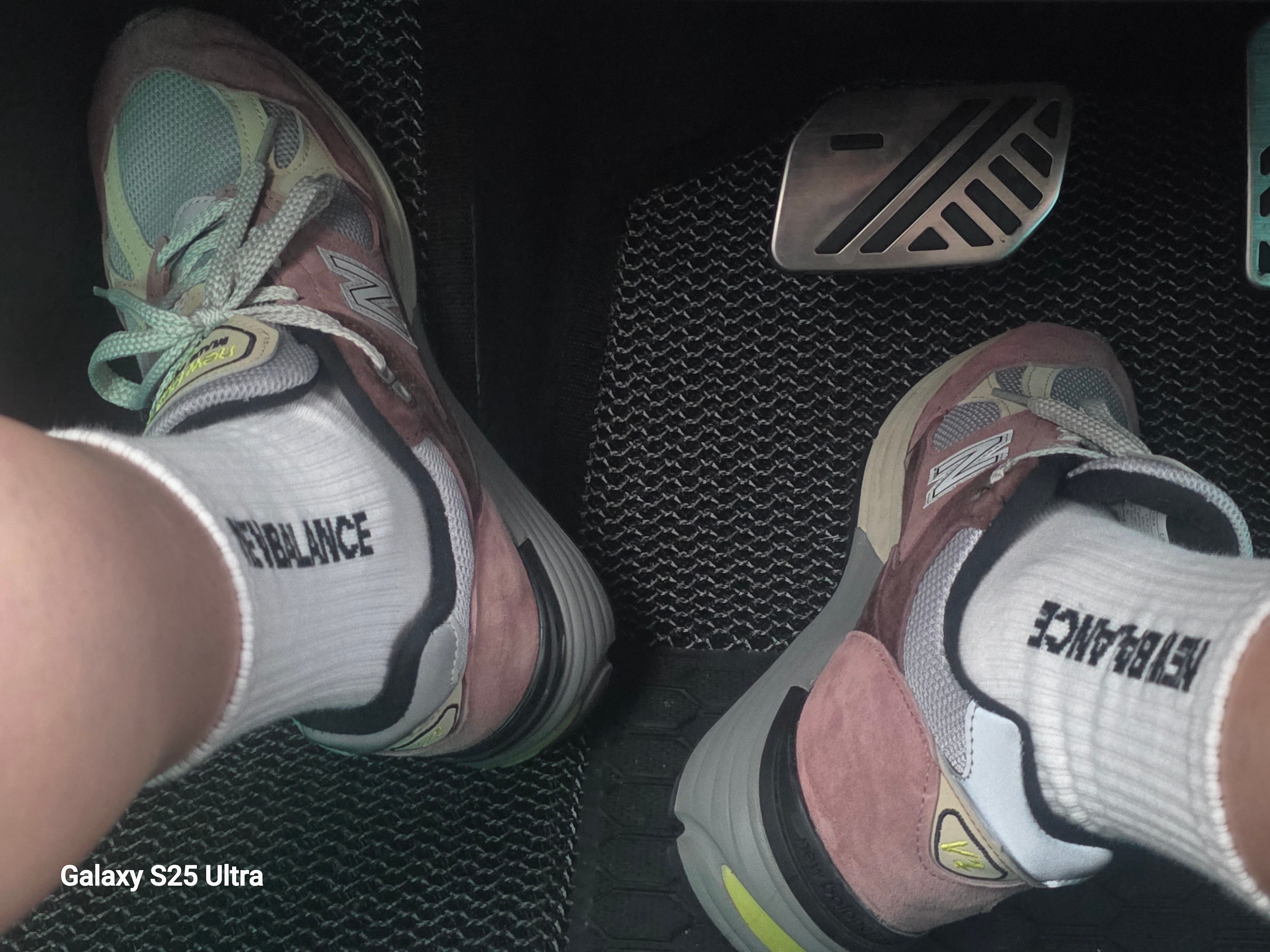New Balance 991v2 Made in UK Rosewood 착용 스타일 - 2