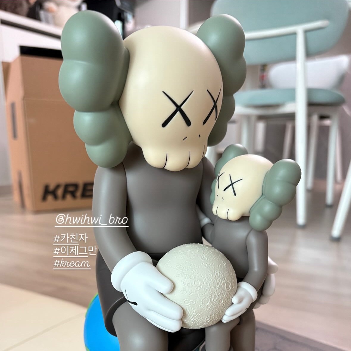 Kaws Holiday Thailand Brown, Kaws The Promise Vinyl Figure Brown 착용 스타일 - 2