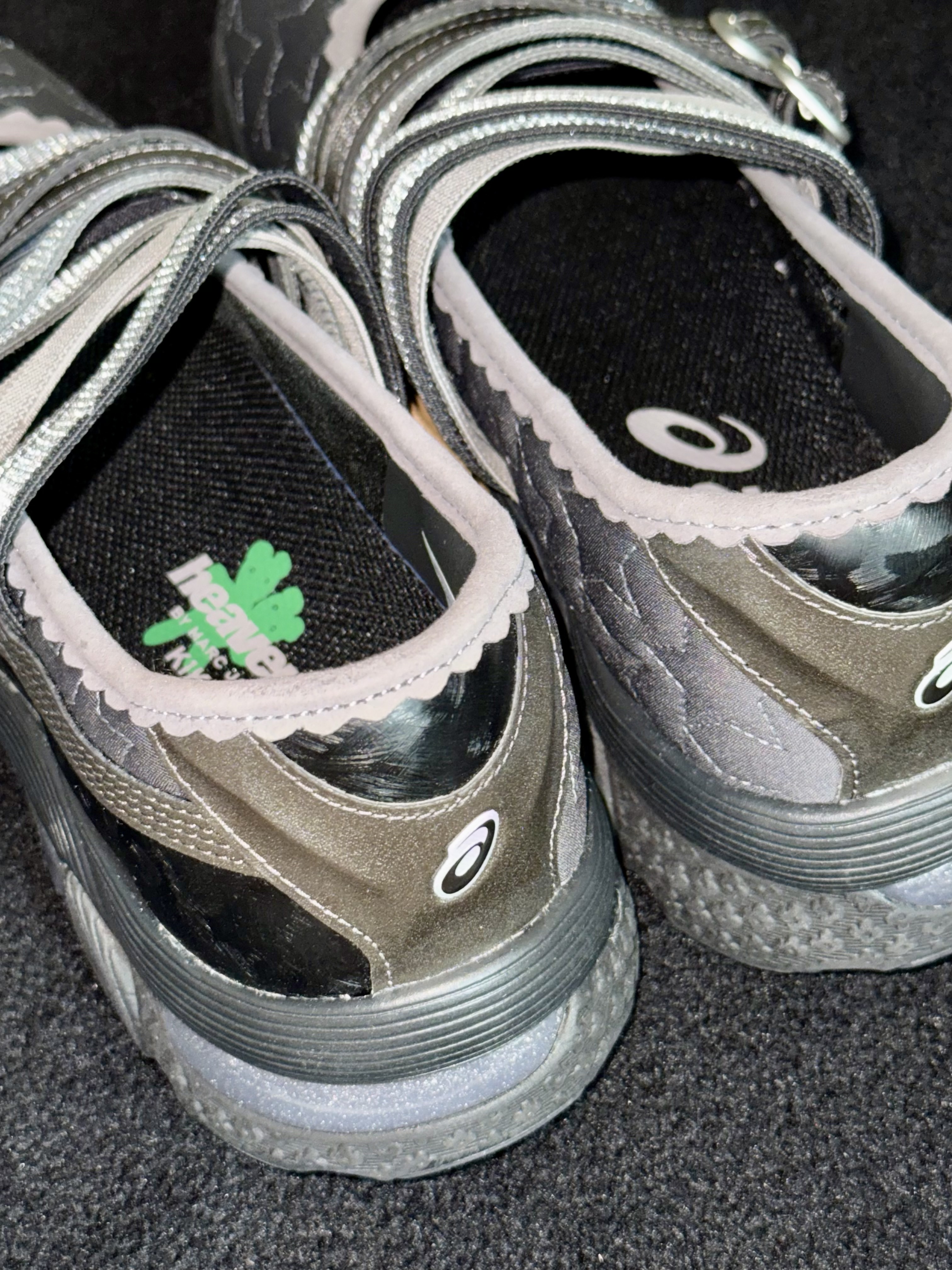 (W) Asics x Kiko Kostadinov x Heaven by Marc Jacobs Gel-Lokros Graphite Grey Gunmetal 착용 스타일 - 3