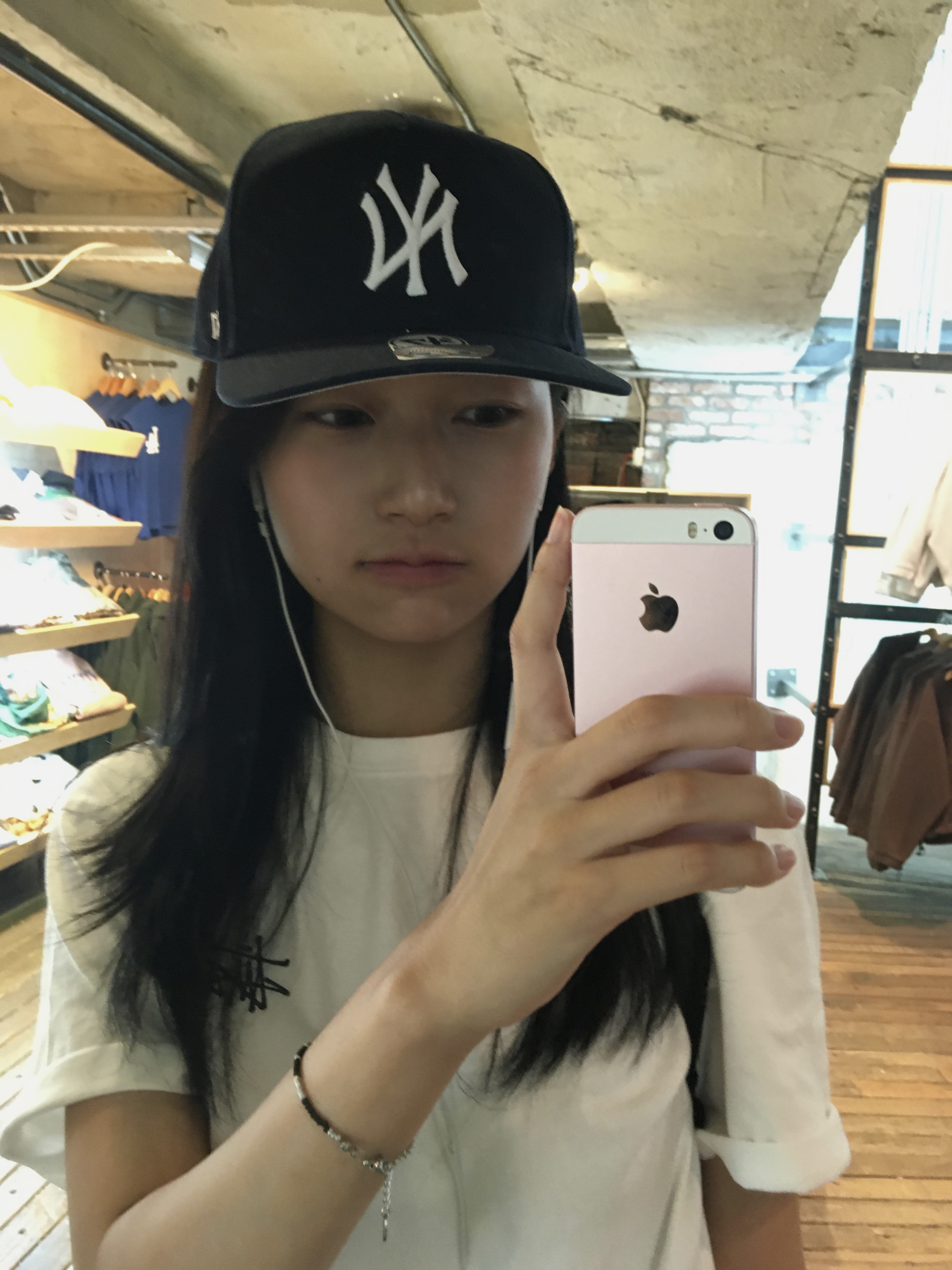 New Era 59Fifty MLB Authentic New York Yankees Game Navy, Stussy Basic Stussy T-Shirt White 2024, 2025 착용 스타일