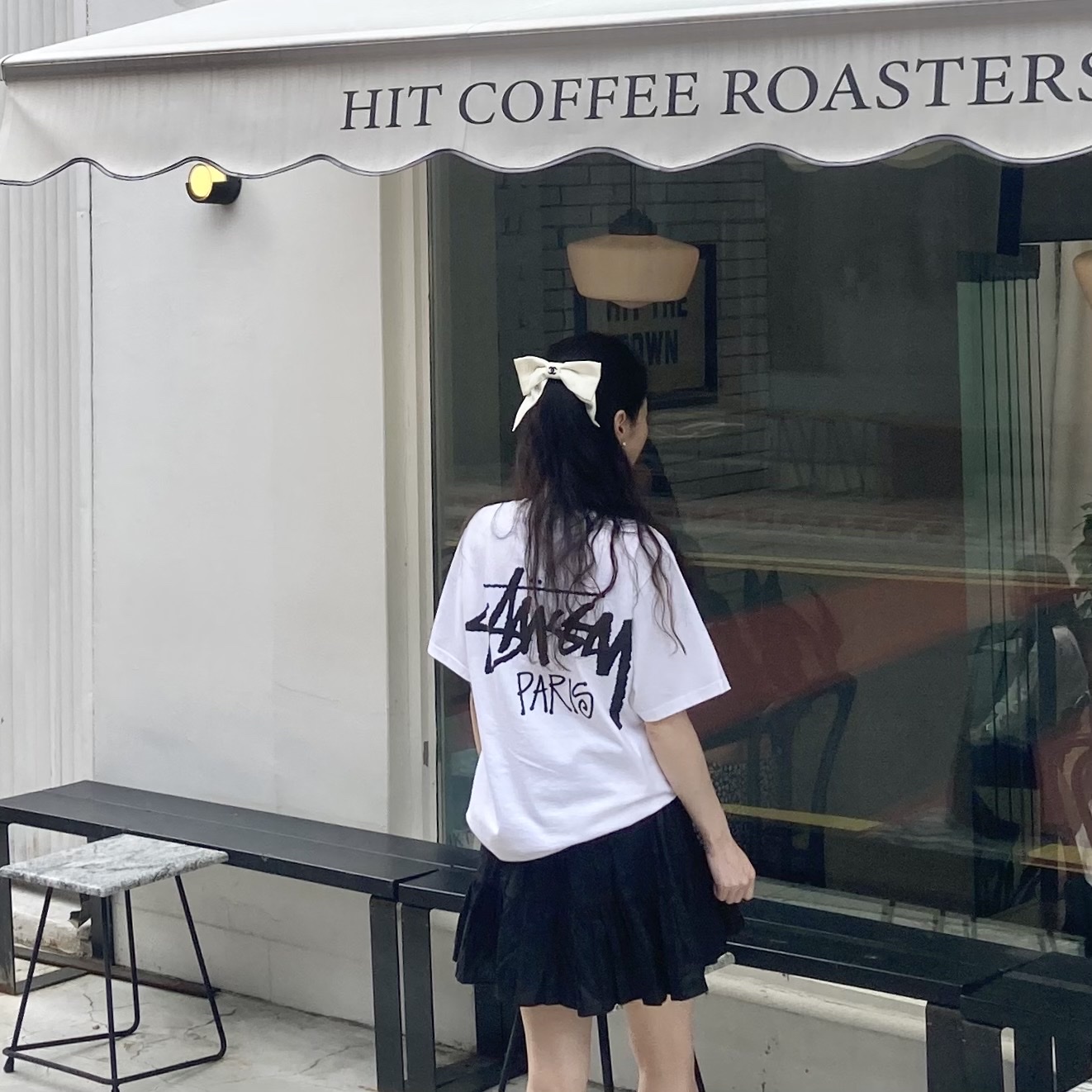 (W) Chanel Bow Barrette Silk Twill & Ecru Black, Stussy Stock Paris T-Shirt White 착용 스타일 - 1