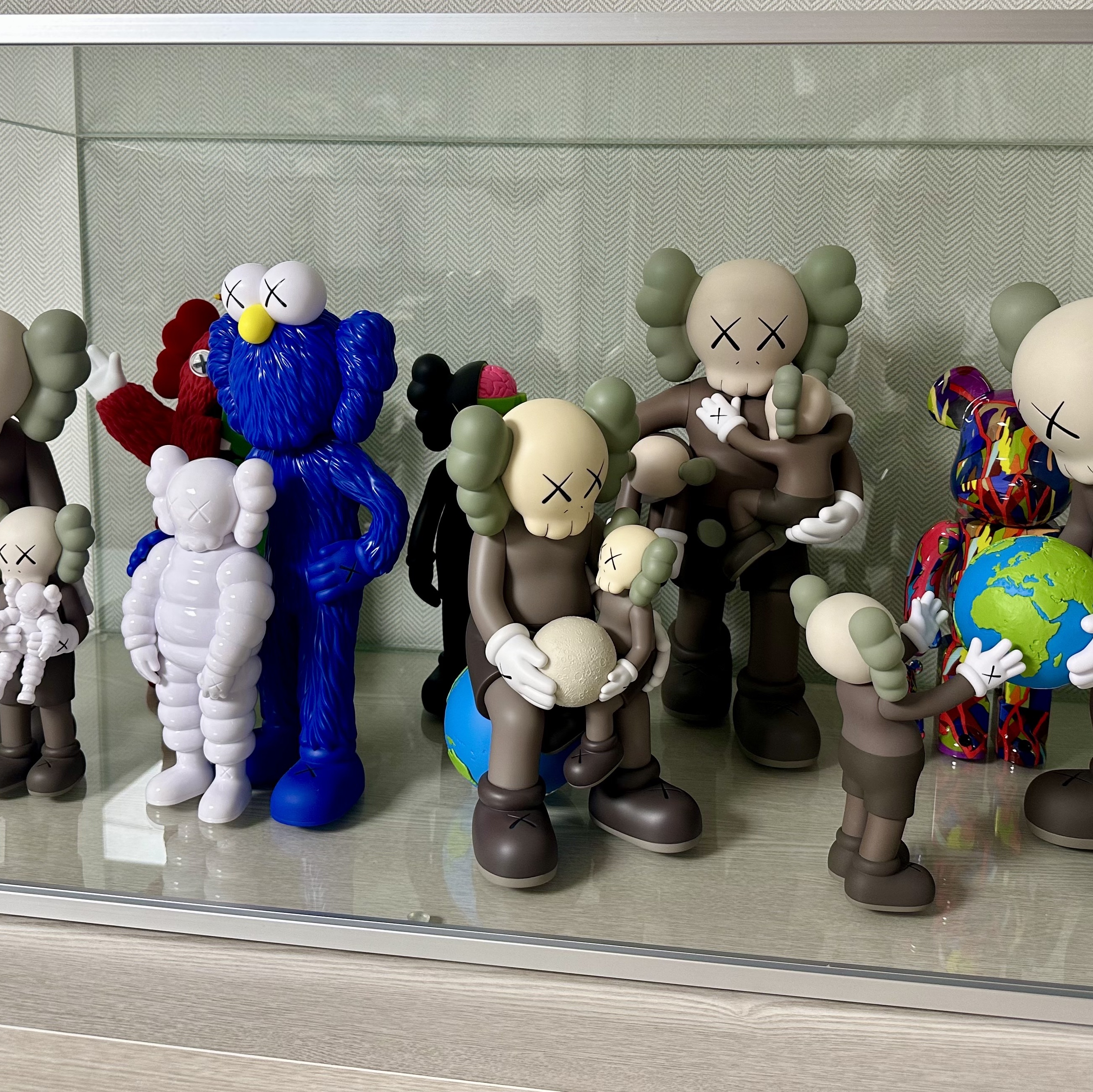 Kaws Holiday Thailand Brown, Kaws The Promise Vinyl Figure Brown 착용 스타일 - 1
