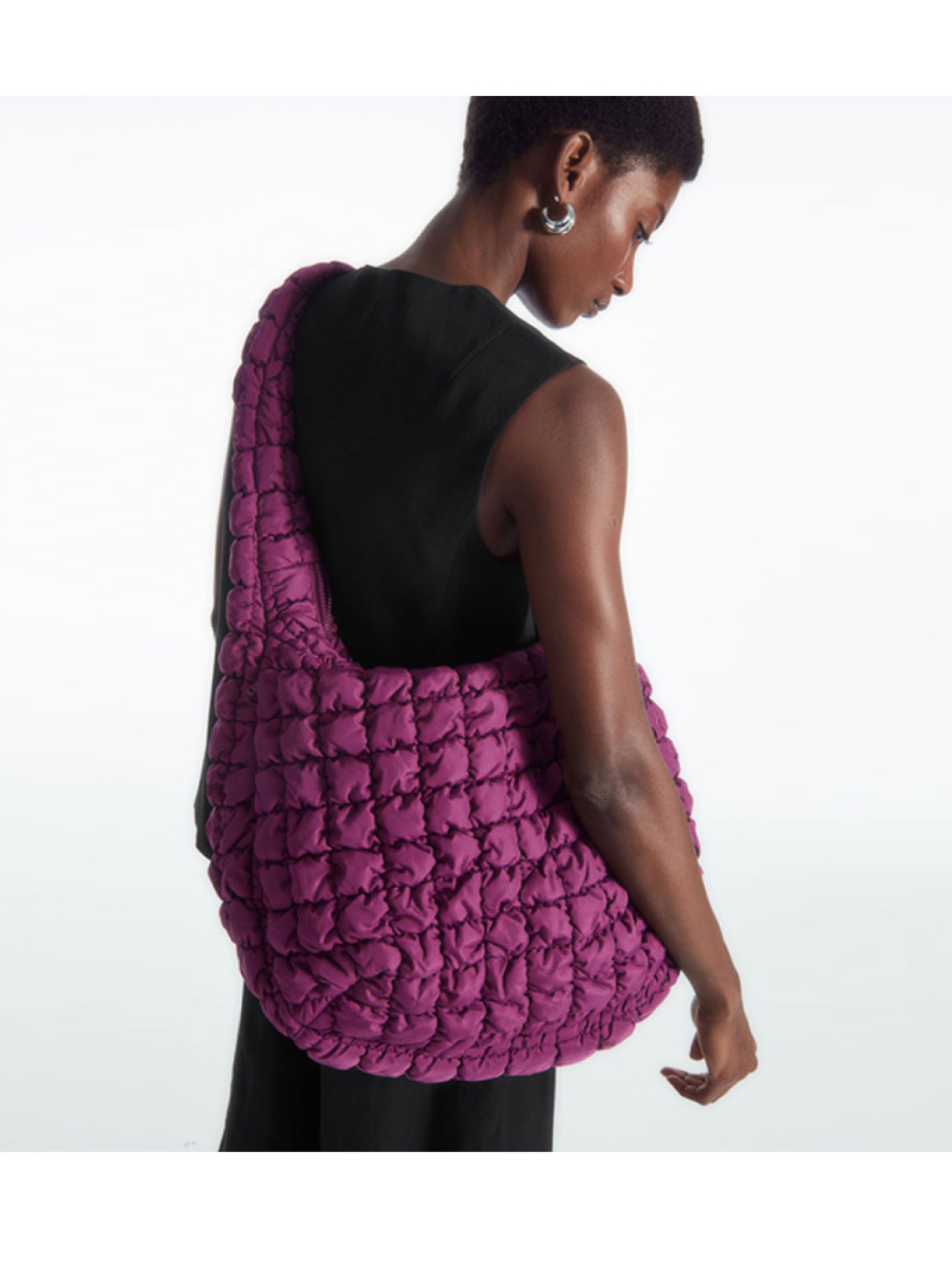 COS Quilted Oversized Shoulder Bag Burgundy 착용 스타일 - 9