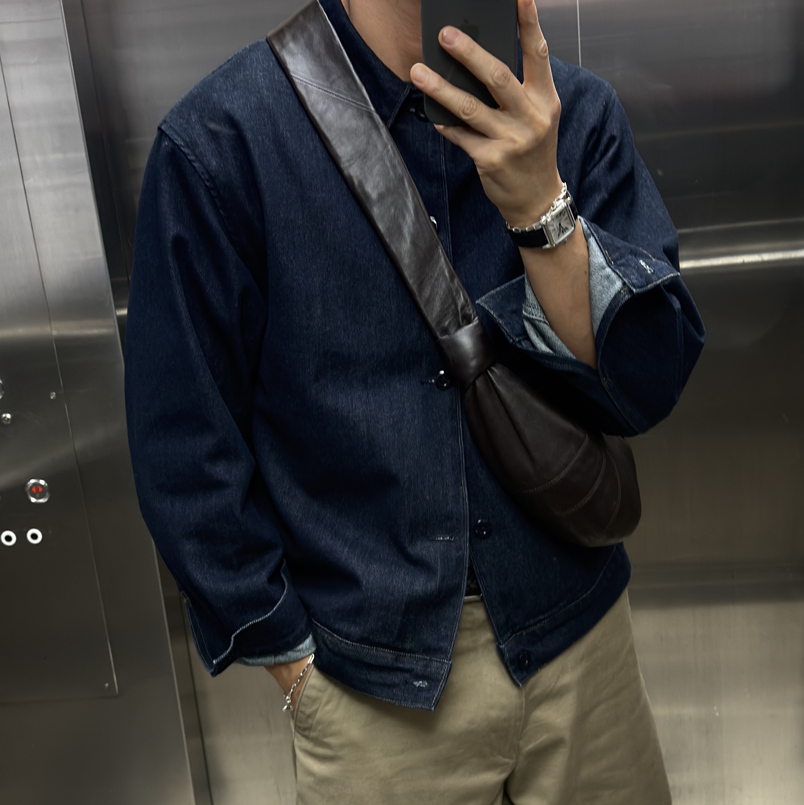 Lemaire Small Croissant Bag Soft Nappa Leather Black 착용 스타일 - 3