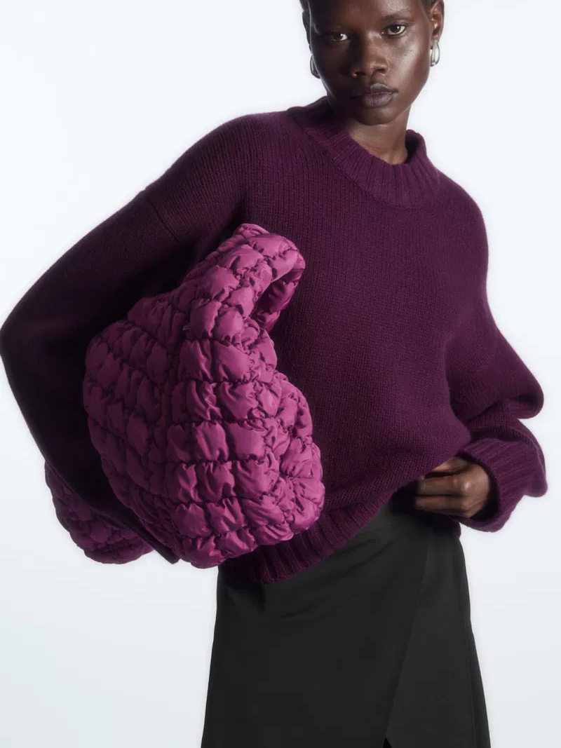 COS Quilted Oversized Shoulder Bag Burgundy 착용 스타일 - 7