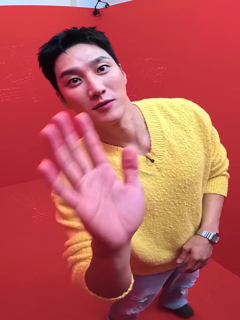STU Casentino V-Neck Knit Yellow 착용 스타일 - 4