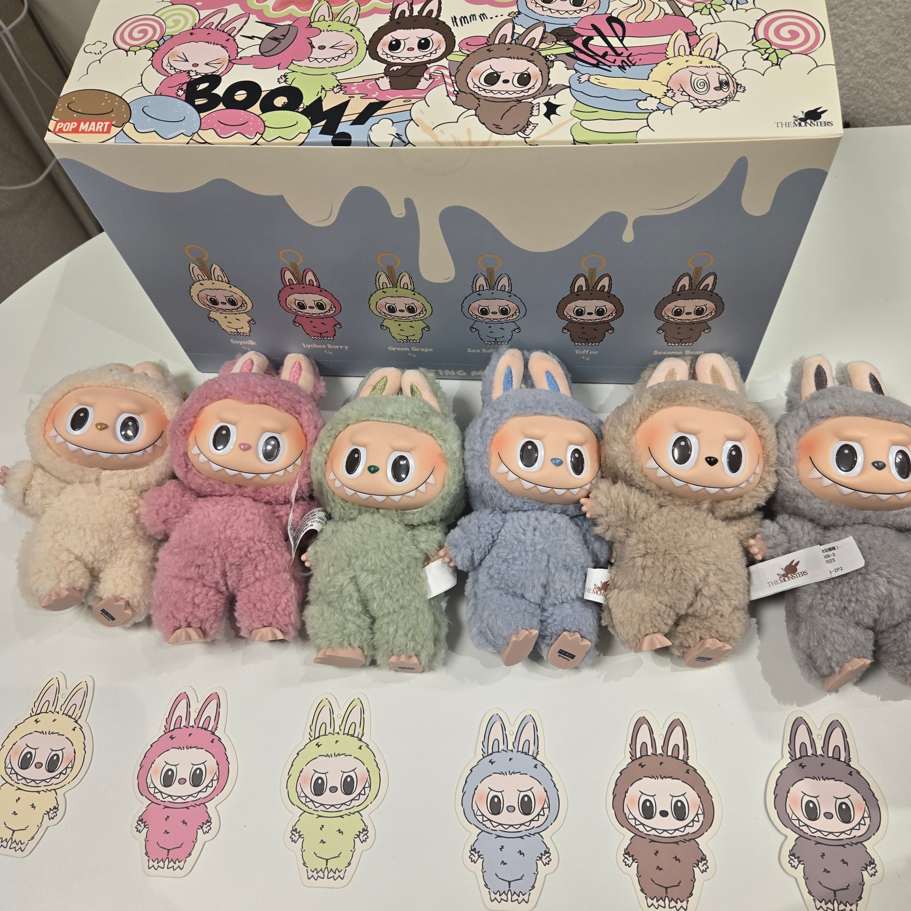 Pop Mart The Monsters Labubu Tasty Macarons Series Sealed Case (6 Blind Boxes) 착용 스타일 - 1