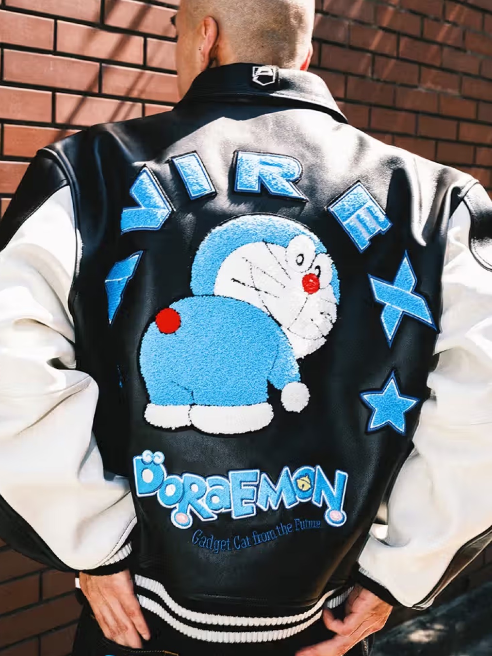 Palace x Doraemon T-Shirt White - 25FW, Palace x Doraemon 6-Panel Black - 25FW 착용 스타일 - 3
