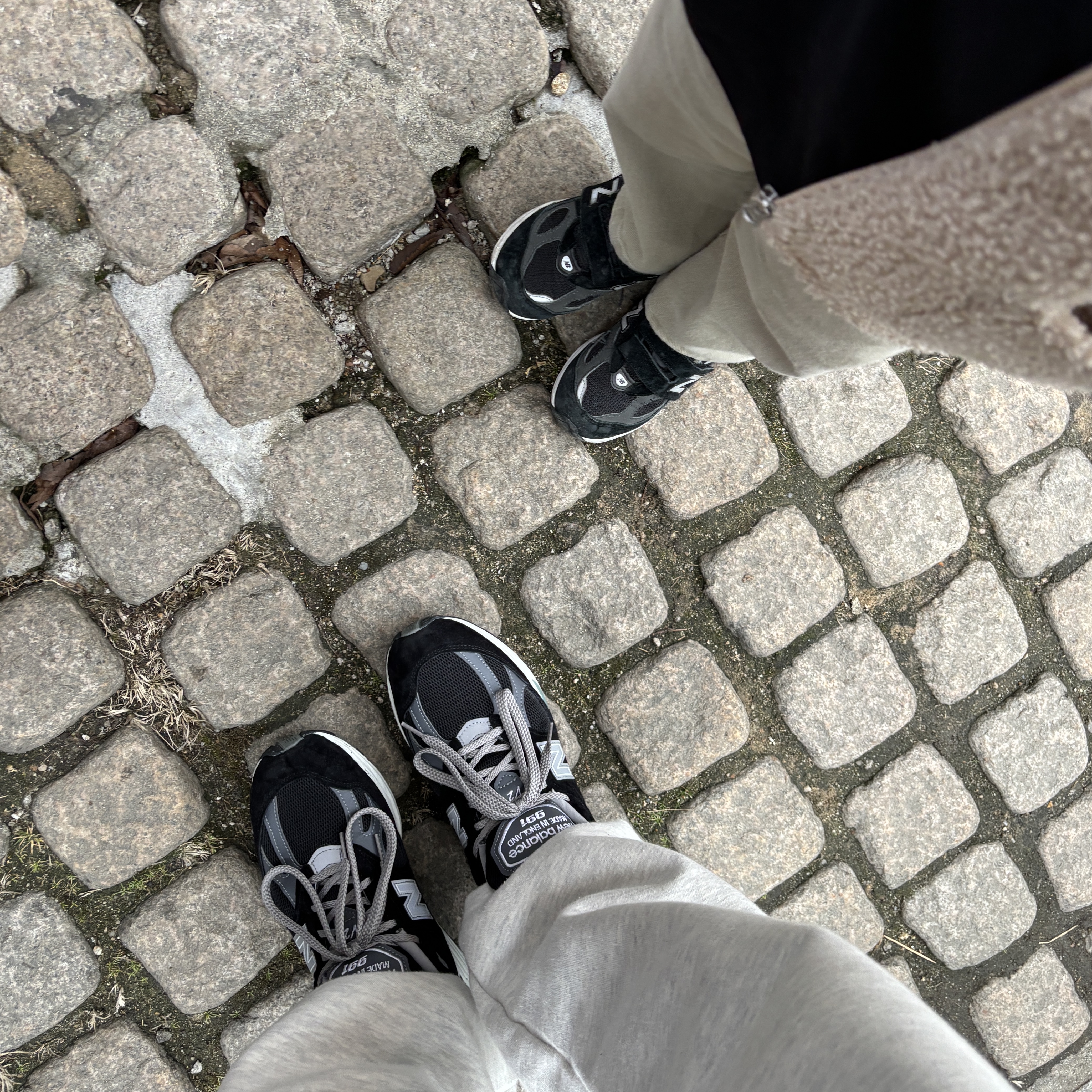 New Balance 991v2 Made in UK Black, (PS) New Balance FuelCell 990v6 Hook and Loop Black Silver 착용 스타일
