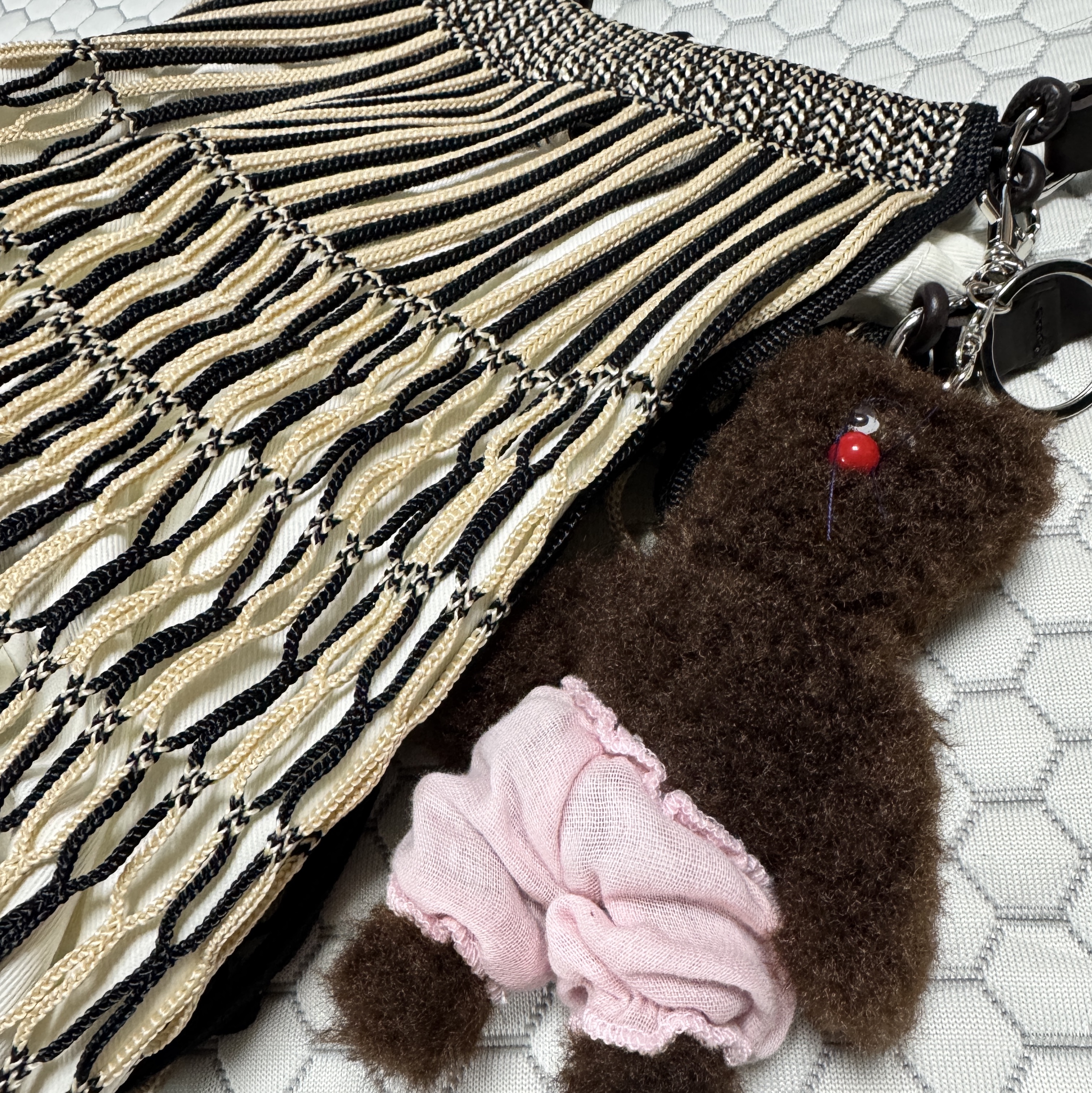 Monamhee Bred Keyring with Pink Pants Brown, Lemaire Nylon Net Medium Filt Net Shopping Bag Light Beige Black 착용 스타일