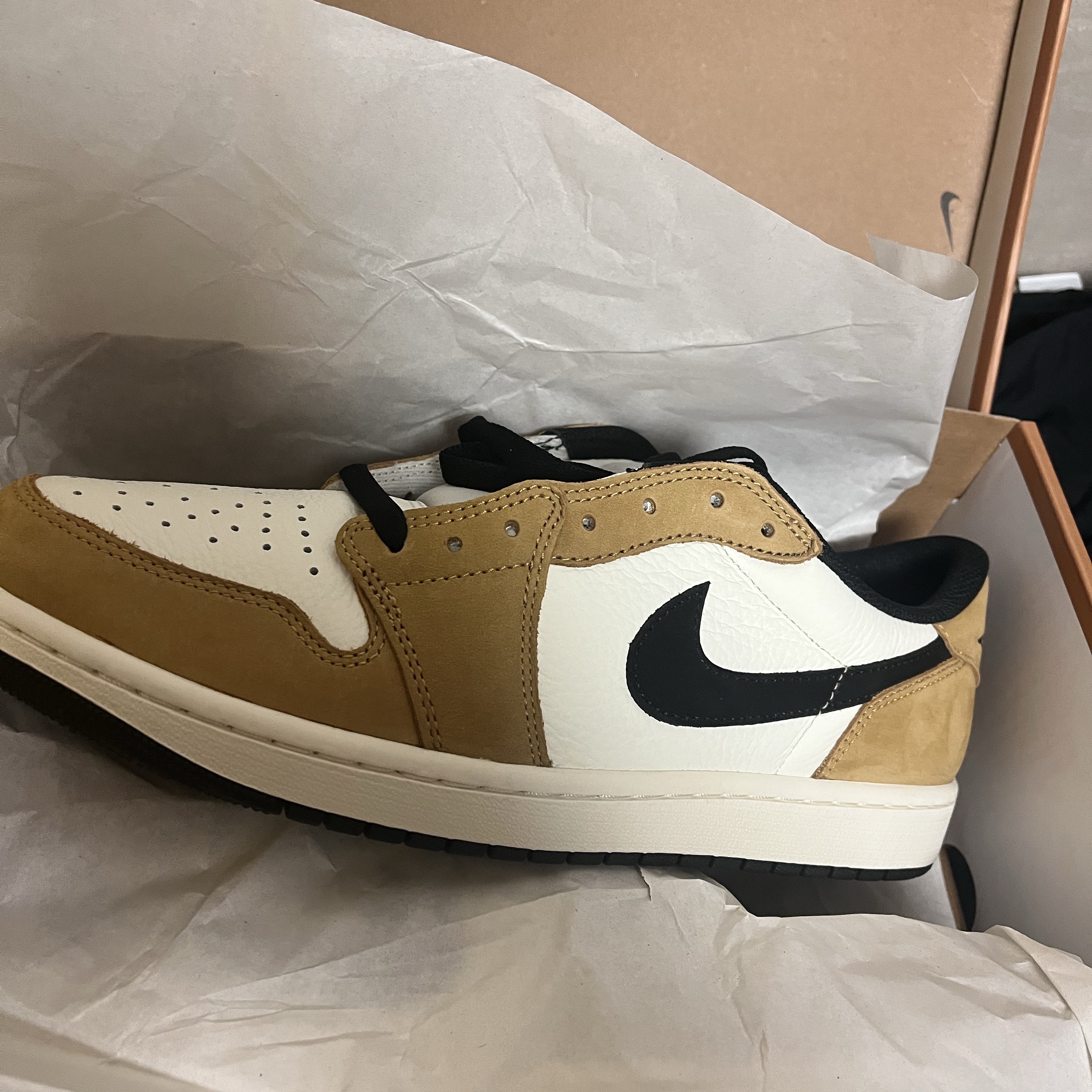 Jordan 1 Low OG Sail and Golden Harvest 착용 스타일