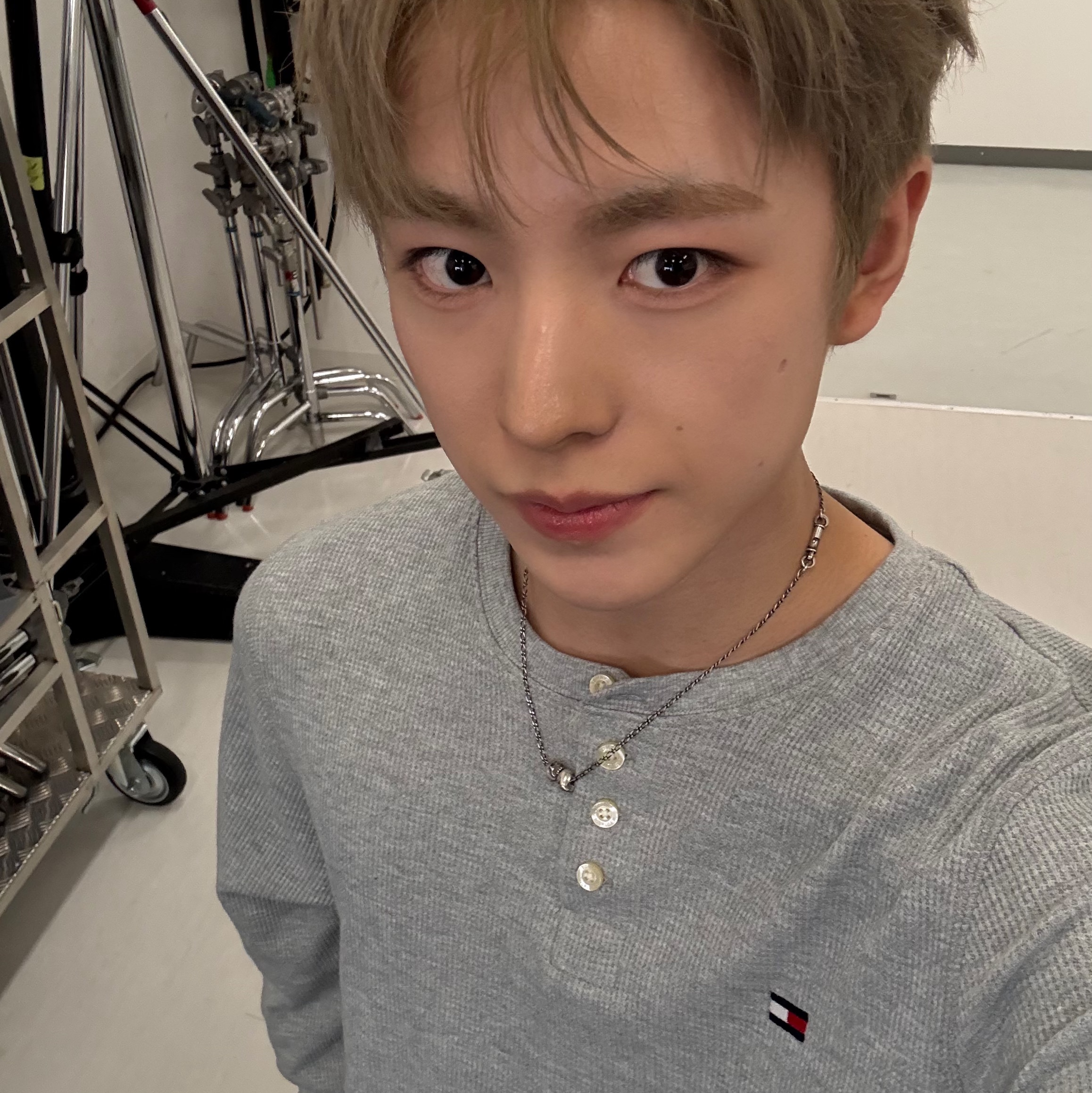 Tommy Hilfiger Thermal Sleep Henley Long Sleeve Grey Heather, NCT Wish Steady Wish Doll Keyring Yushi Ver. 착용 스타일 - 2