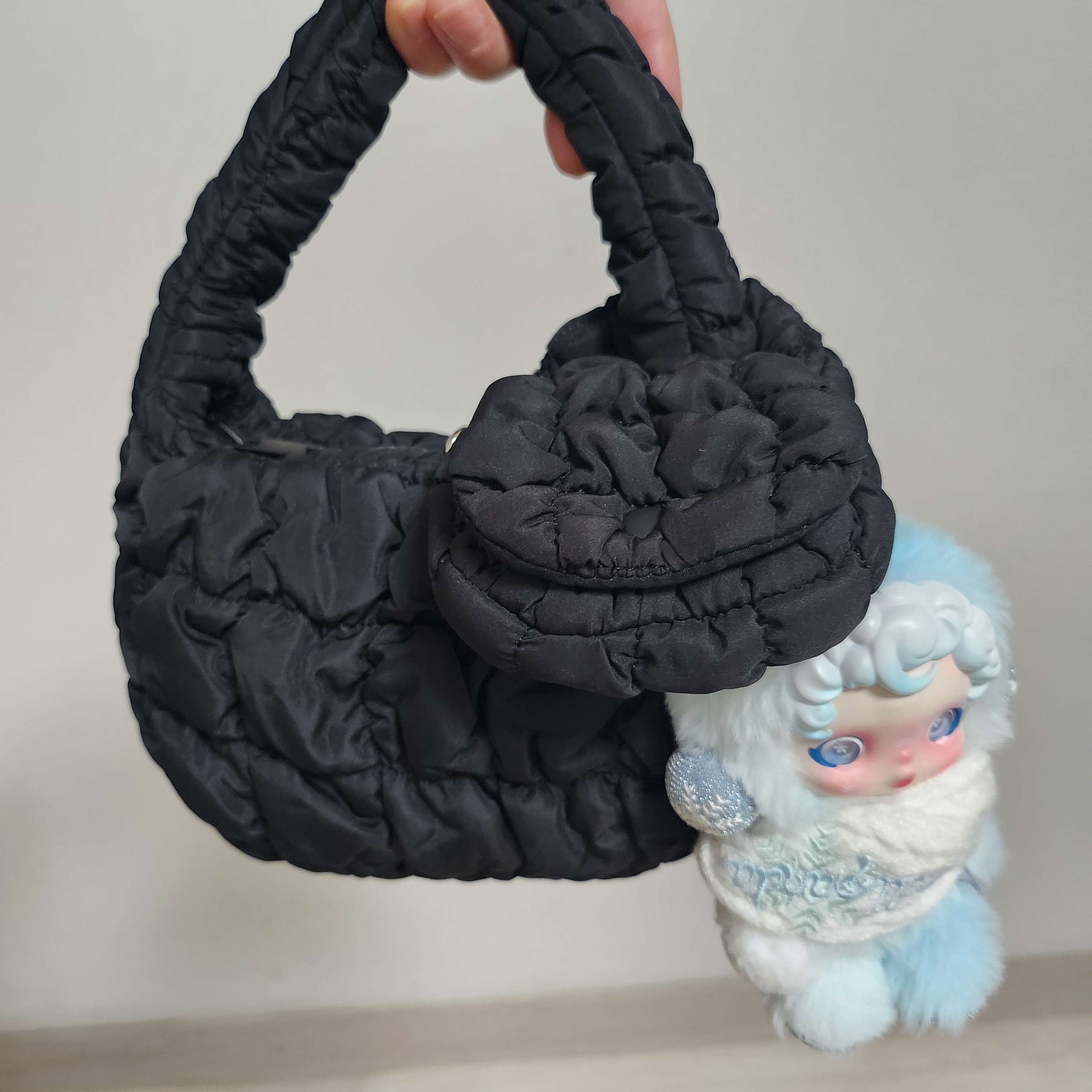 COS Quilted Nano Bag Black 착용 스타일 - 4