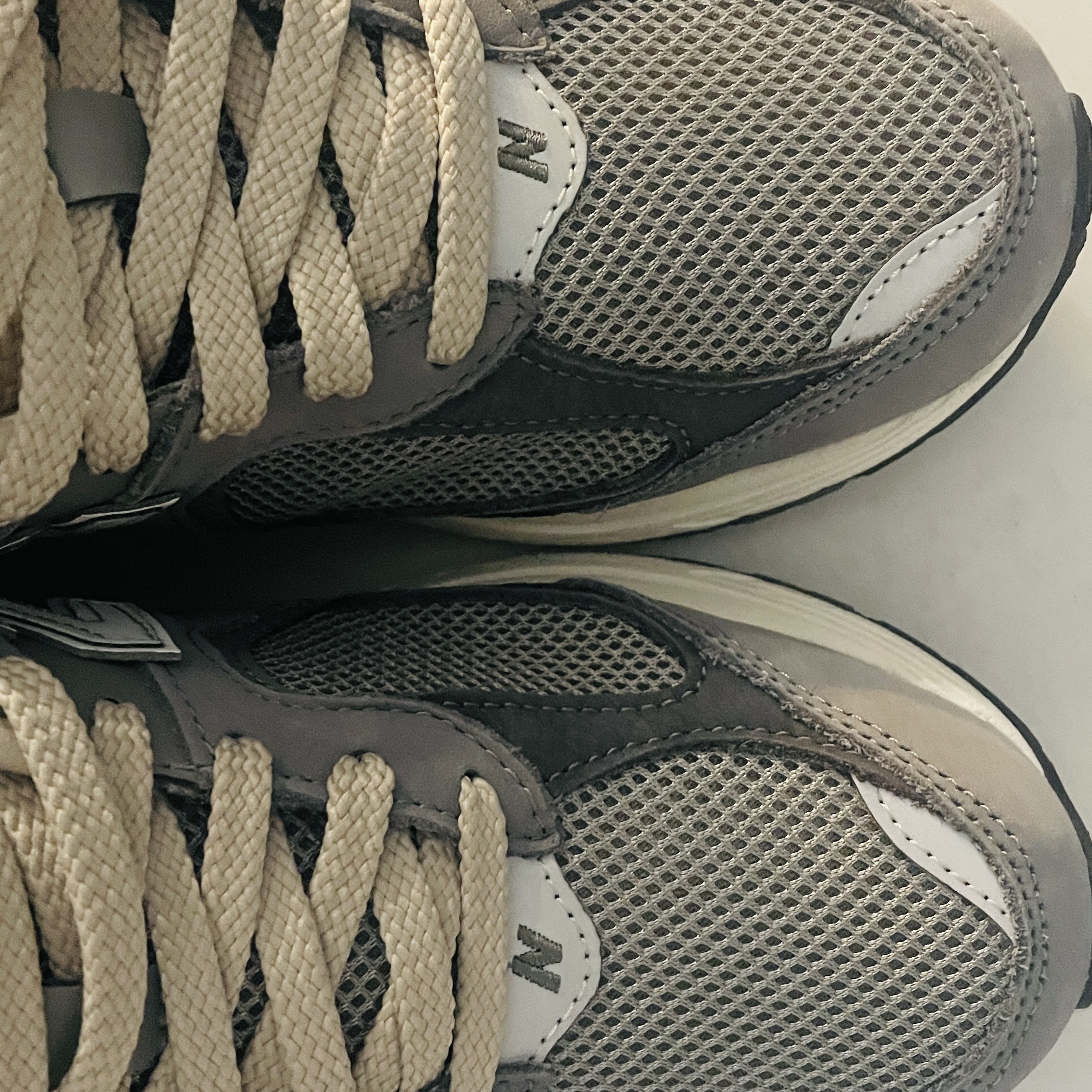 New Balance 2002R Premium Vintage Grey 착용 스타일 - 2