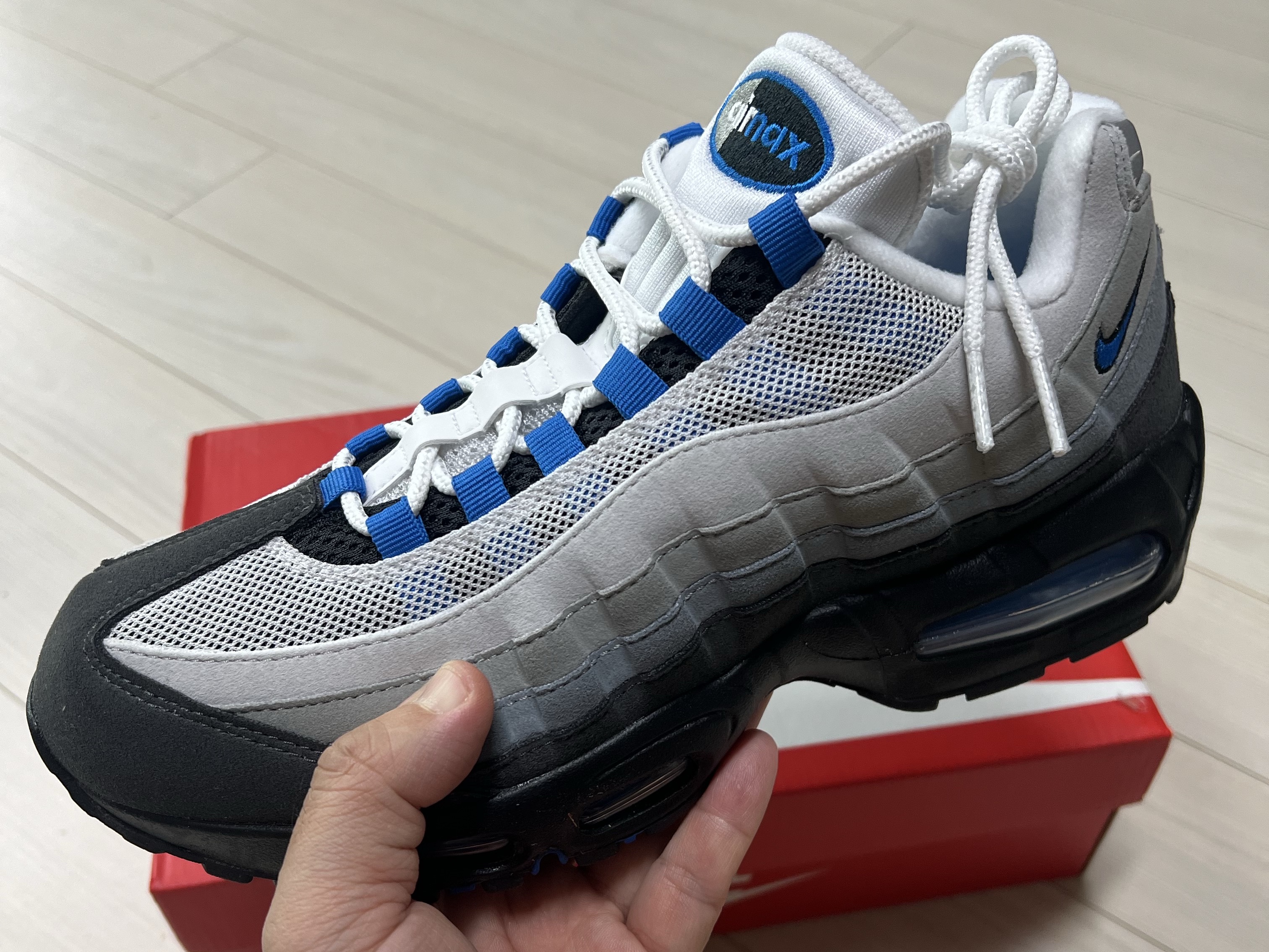 Nike Air Max 95 OG Cool Grey and Blue Spark 착용 스타일 - 2