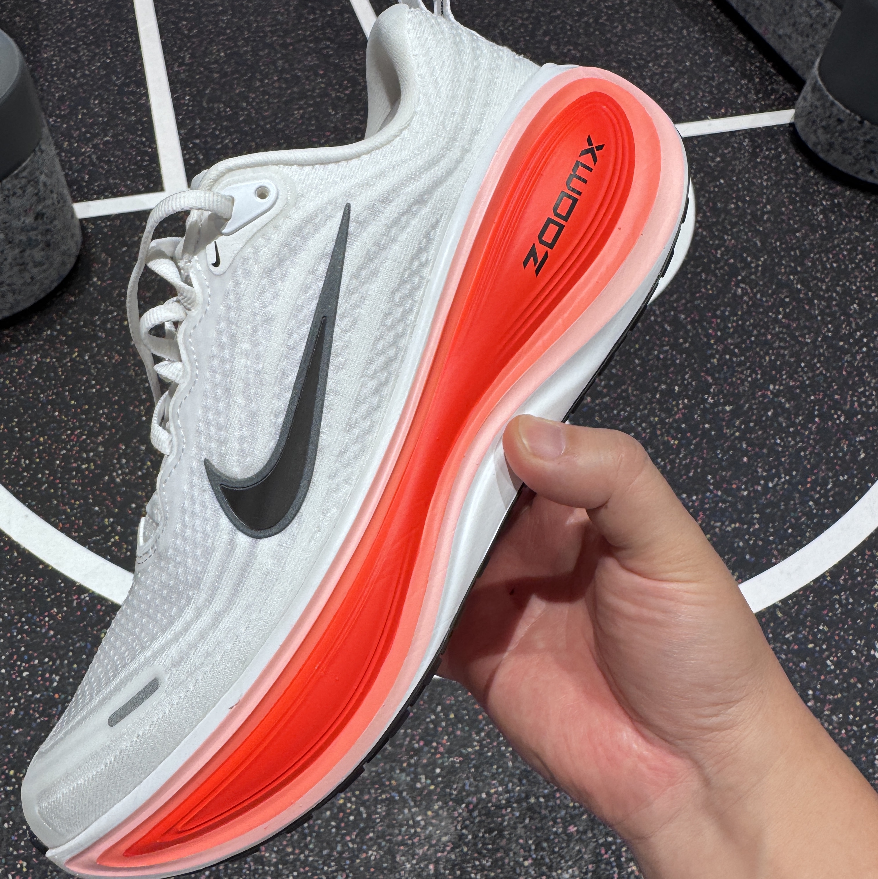 Nike Zoom Vomero Plus White Bright Crimson 착용 스타일