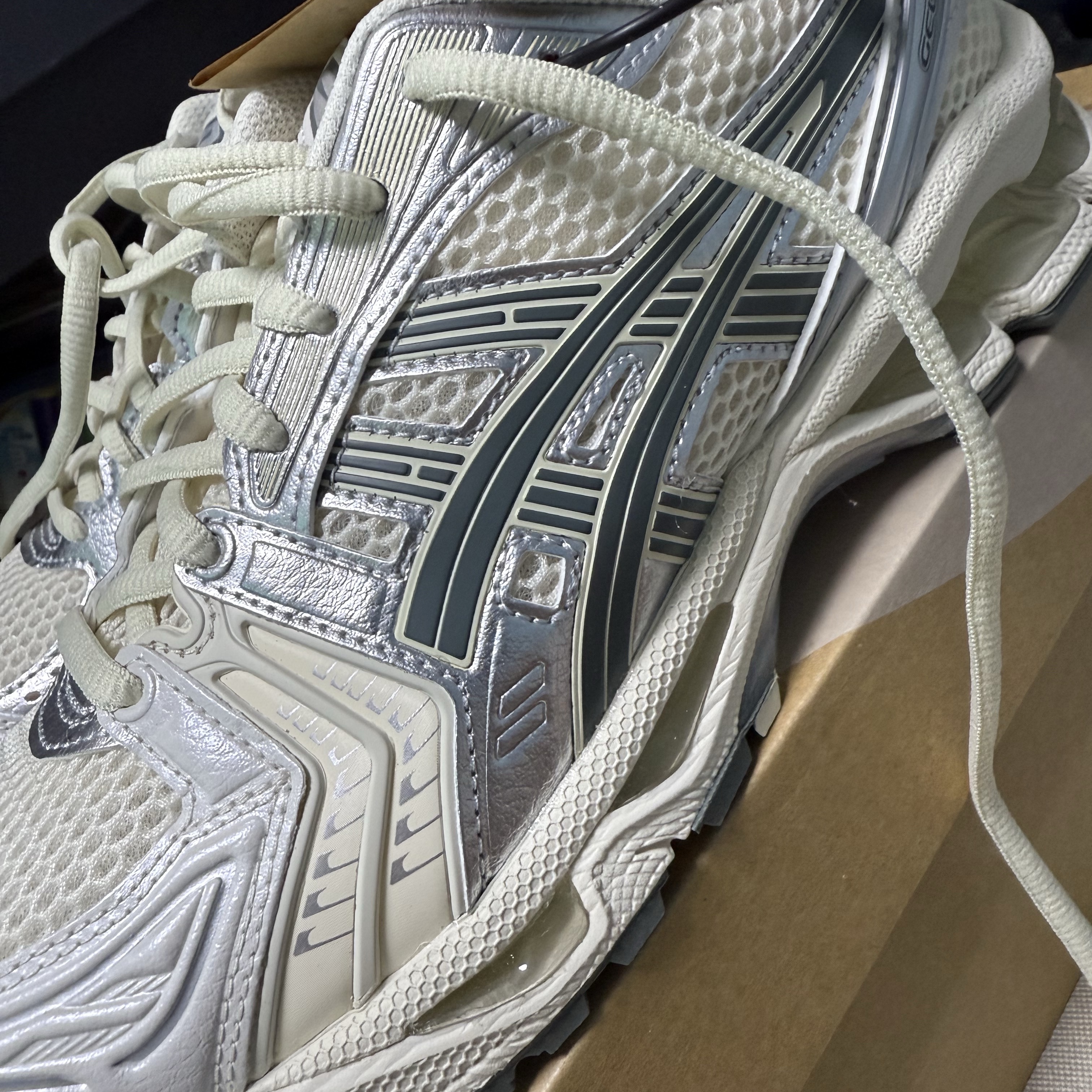 Asics Gel-Kayano 14 Birch Dark Pewter 착용 스타일 - 1