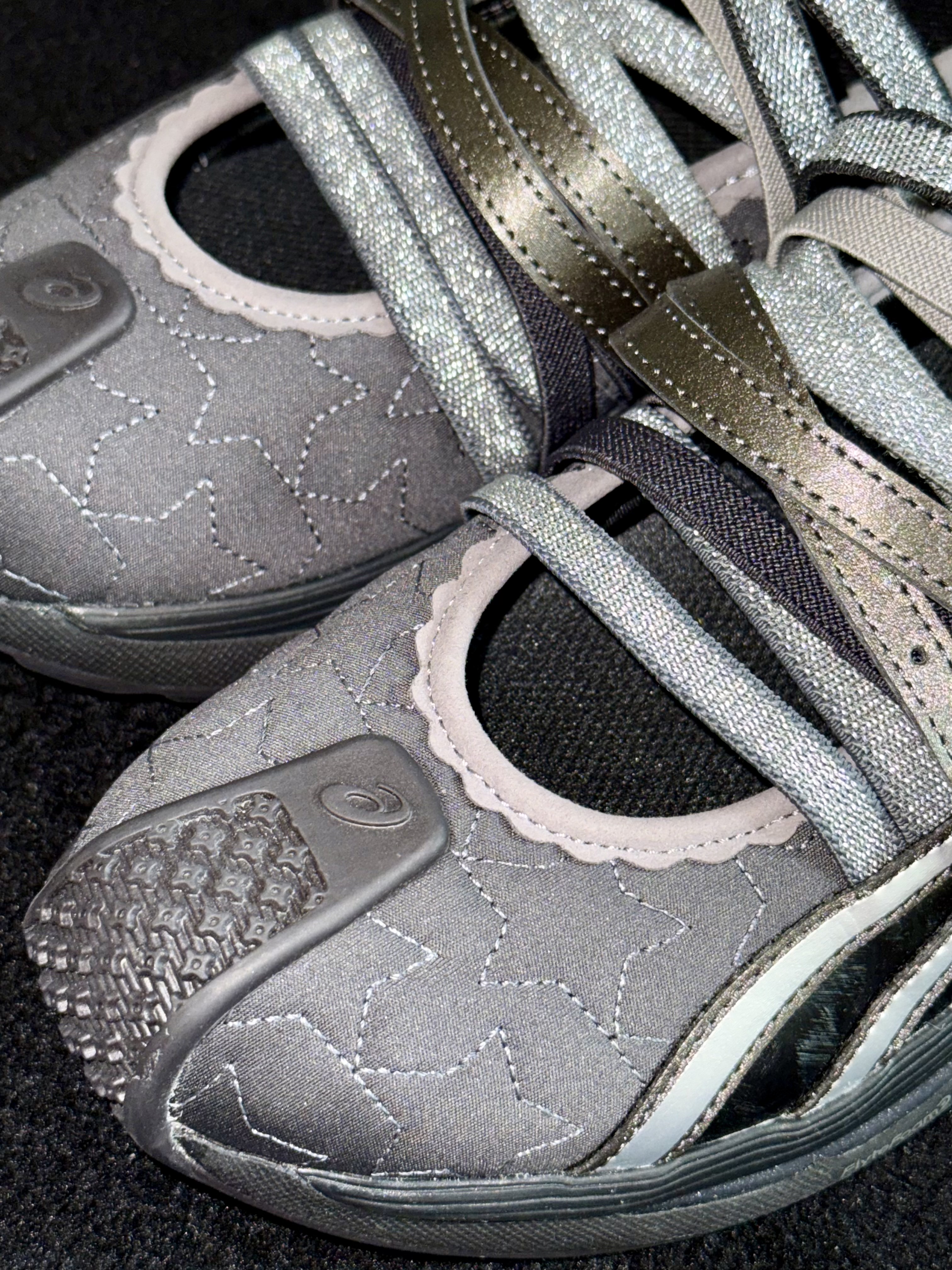 (W) Asics x Kiko Kostadinov x Heaven by Marc Jacobs Gel-Lokros Graphite Grey Gunmetal 착용 스타일 - 2