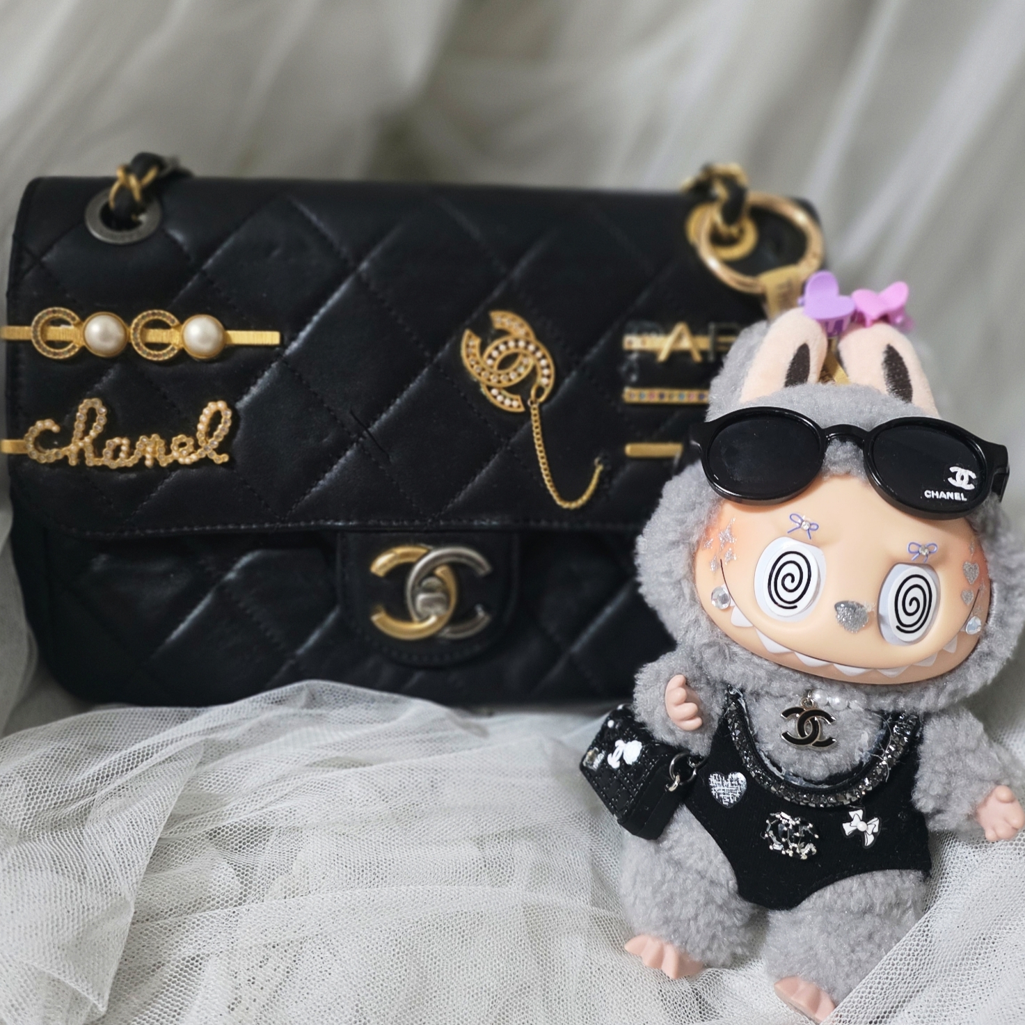 Chanel 22 Small Handbag Shiny Calfskin & Gold Black, Pop Mart Labubu The Monsters Labubu Tasty Macarons Series Sesame Bean Keyring (Opened Case) 착용 스타일