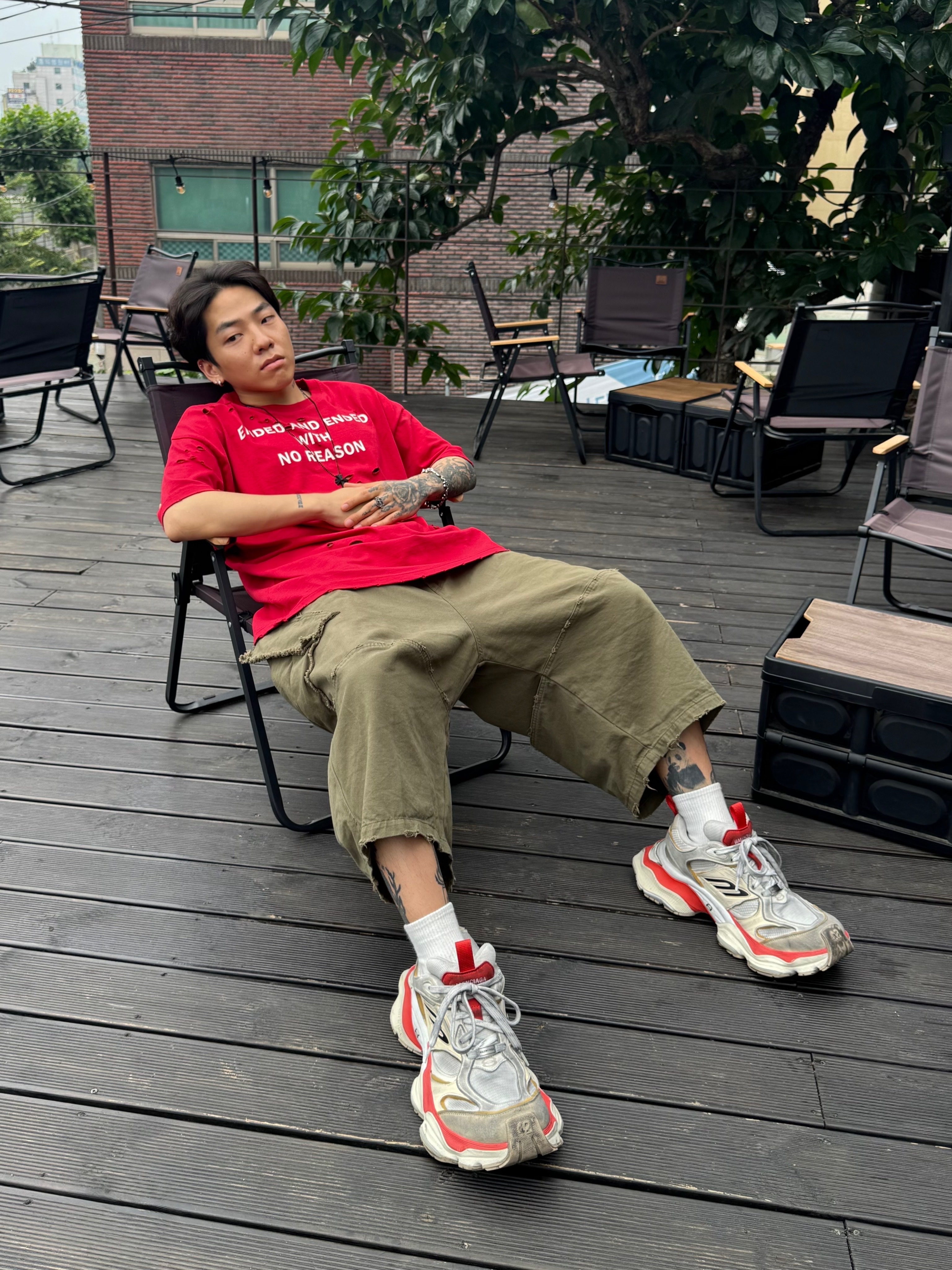 ROARINGRAD Damage Lettering T-shirt Red, Balenciaga Cargo Sneakers Beige Grey Red 착용 스타일 - 1