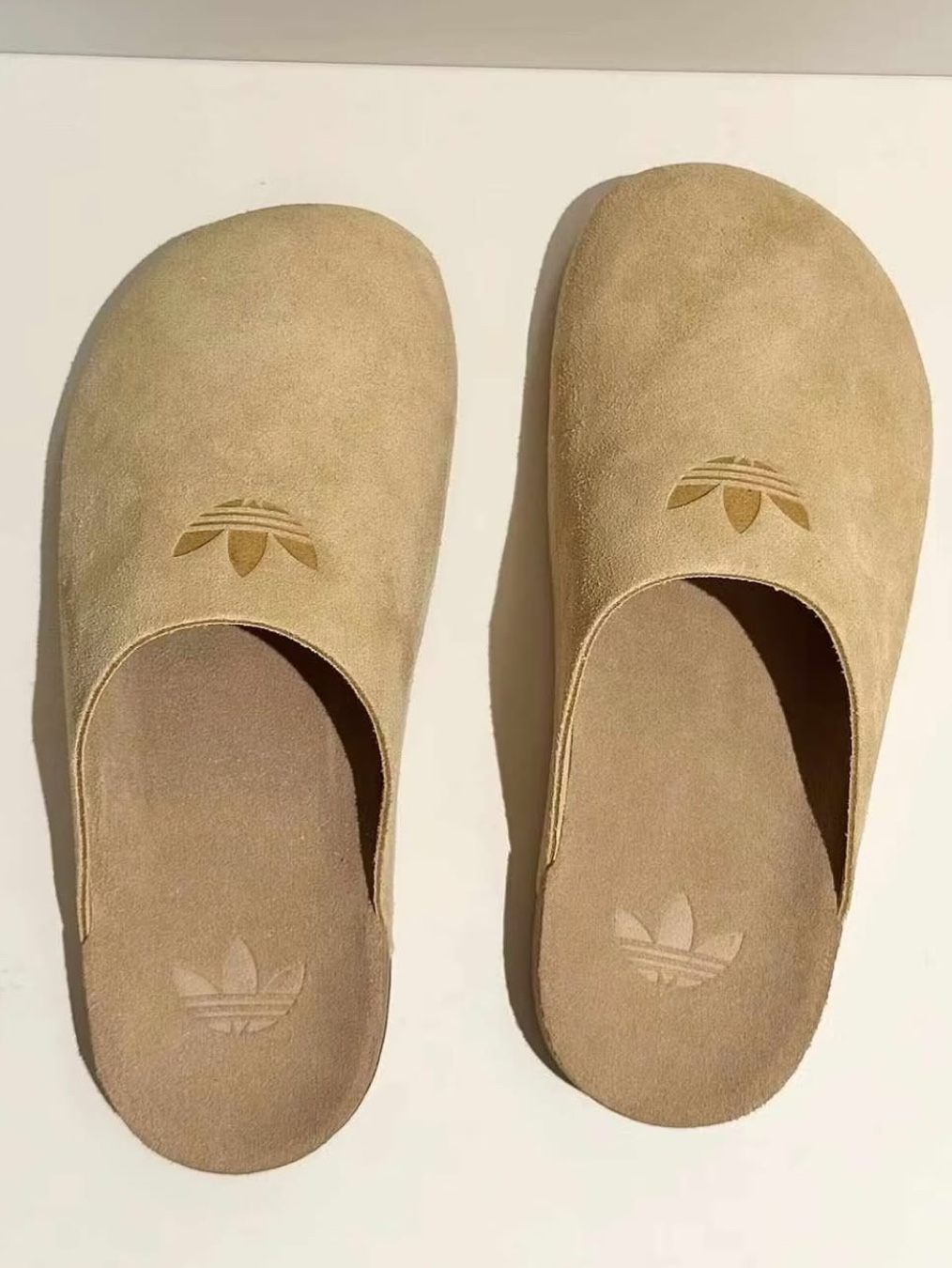 Adidas Adimule Slides Golden Beige Gum, Adidas Adimule Slides Dark Brown Dark Brown Gum 착용 스타일 - 6