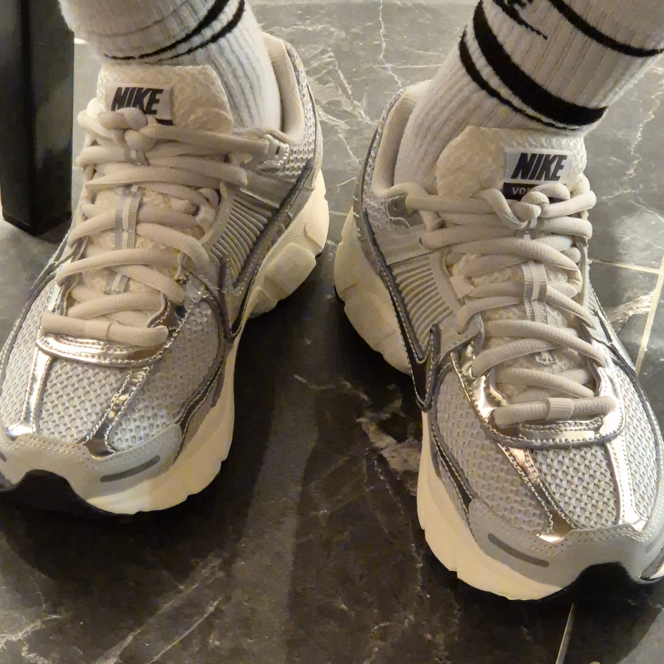 (W) Nike Zoom Vomero 5 Photon Dust and Metallic Silver 착용 스타일