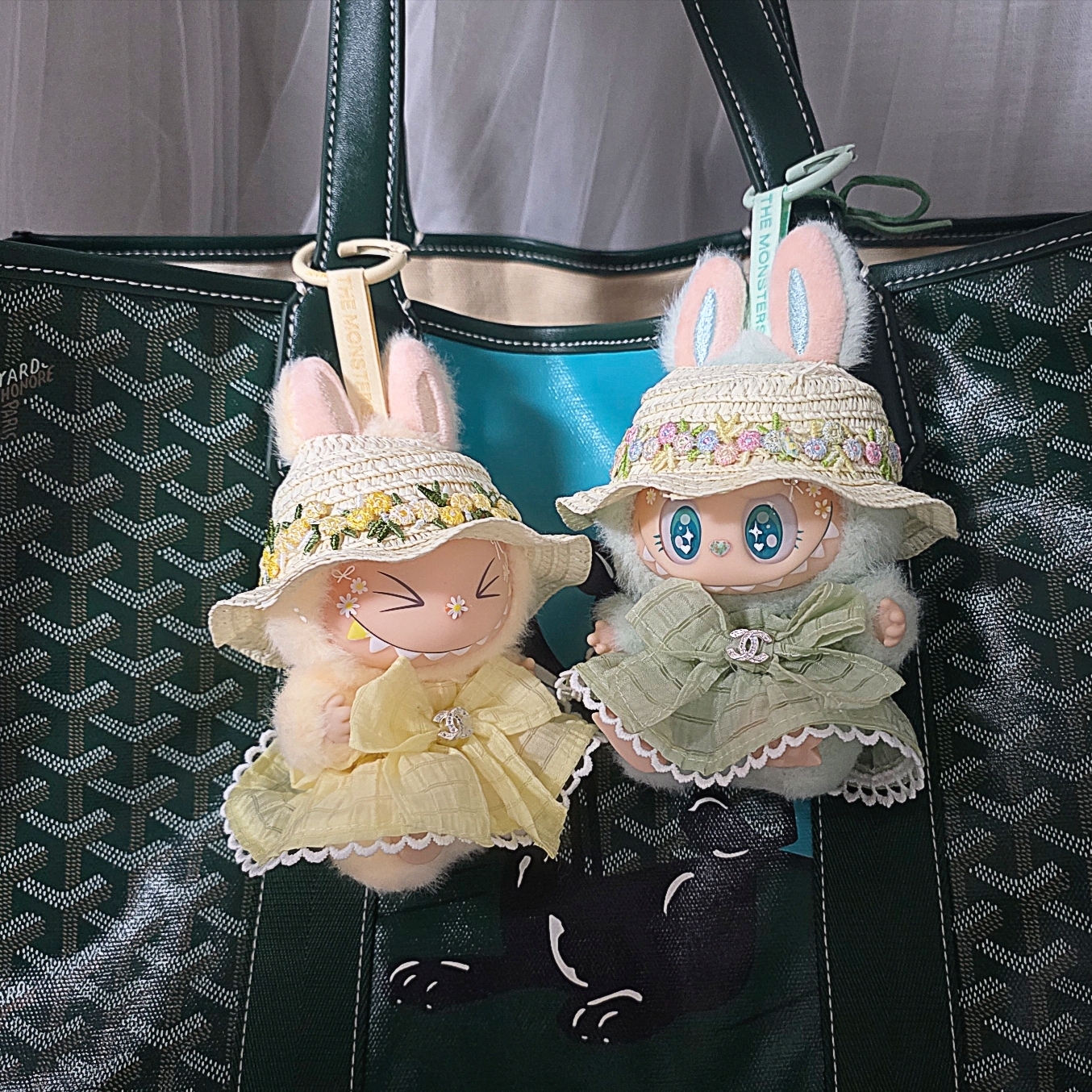 Pop Mart Labubu Let's Play Together Doll Series Sealed Case (6 Blind Boxes), Pop Mart Labubu Let's Play Together Doll Series Ququ Keyring (Opened Case) 착용 스타일