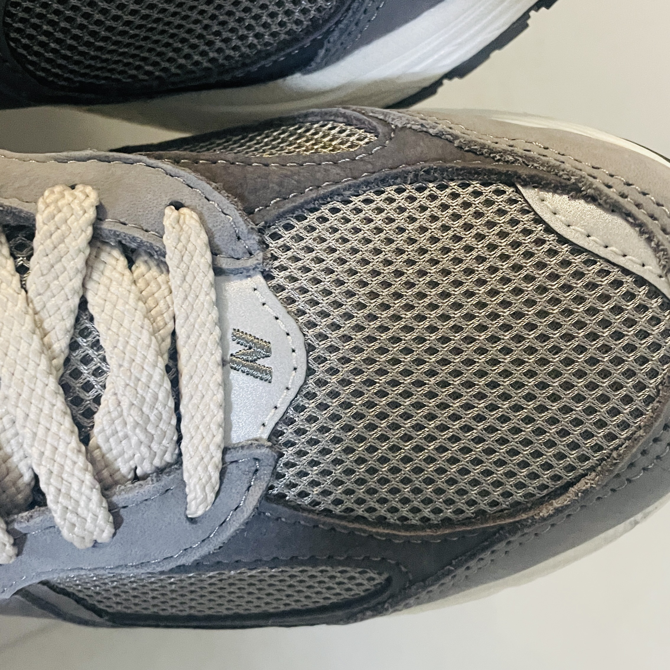 New Balance 2002R Premium Vintage Grey 착용 스타일 - 4