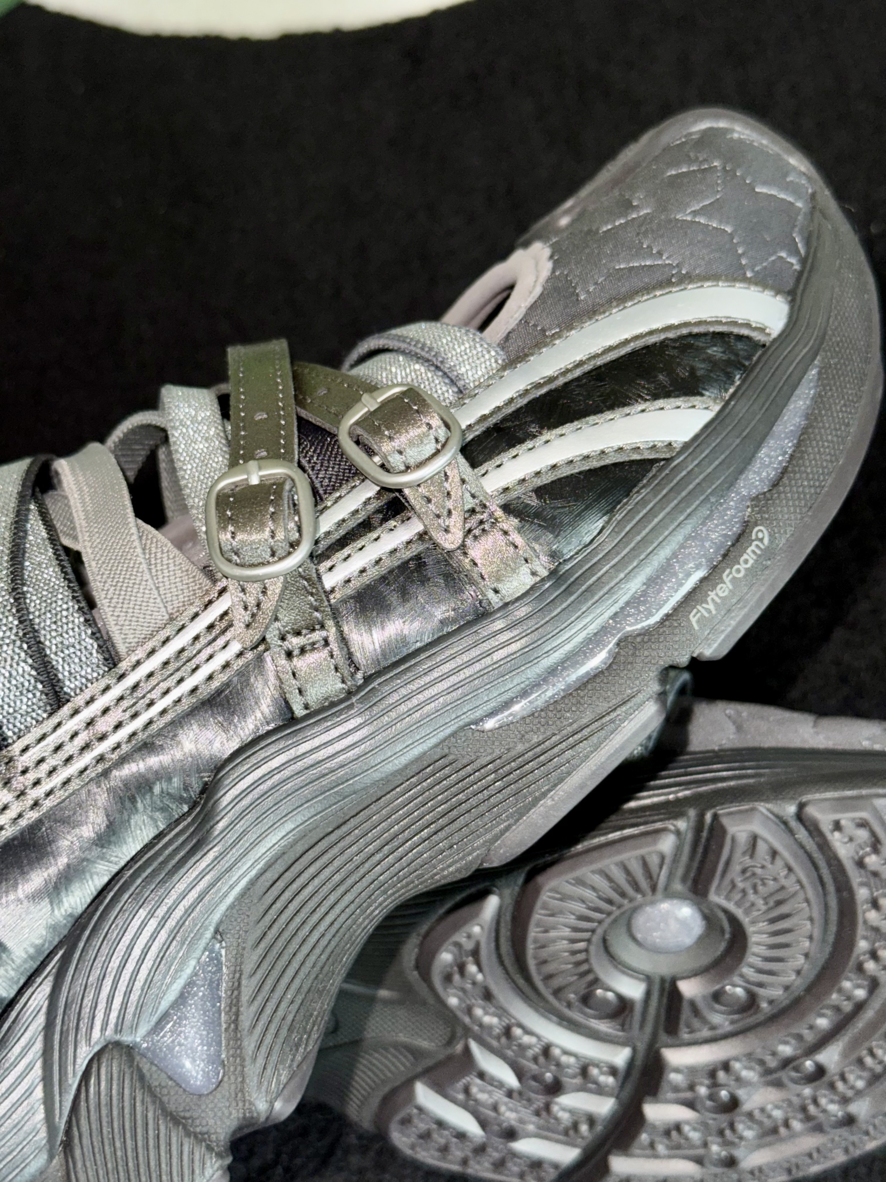 (W) Asics x Kiko Kostadinov x Heaven by Marc Jacobs Gel-Lokros Graphite Grey Gunmetal 착용 스타일 - 5