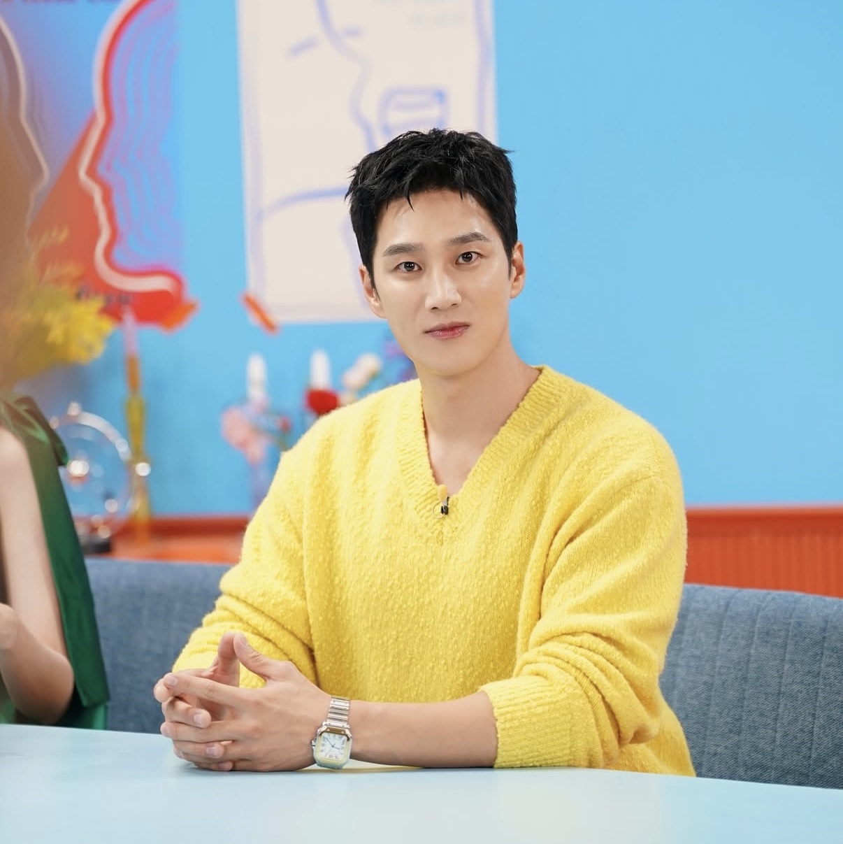 STU Casentino V-Neck Knit Yellow 착용 스타일 - 2