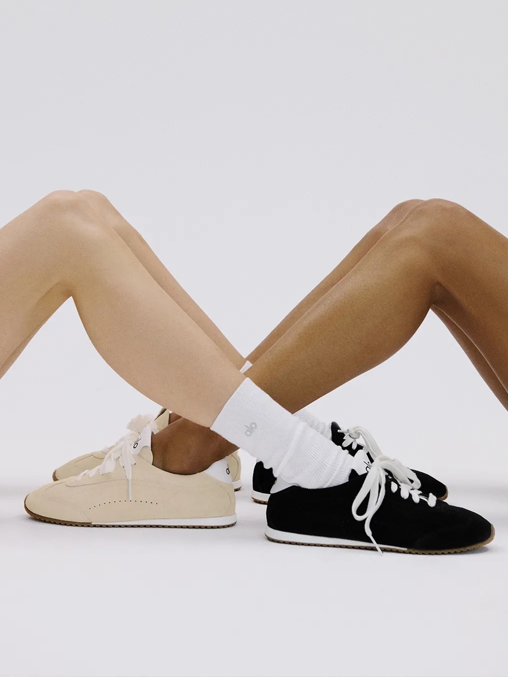 (W) Alo Yoga Sunset Sneaker Black, (W) Alo Yoga Sunset Sneaker Sandstone Ivory 착용 스타일 - 2