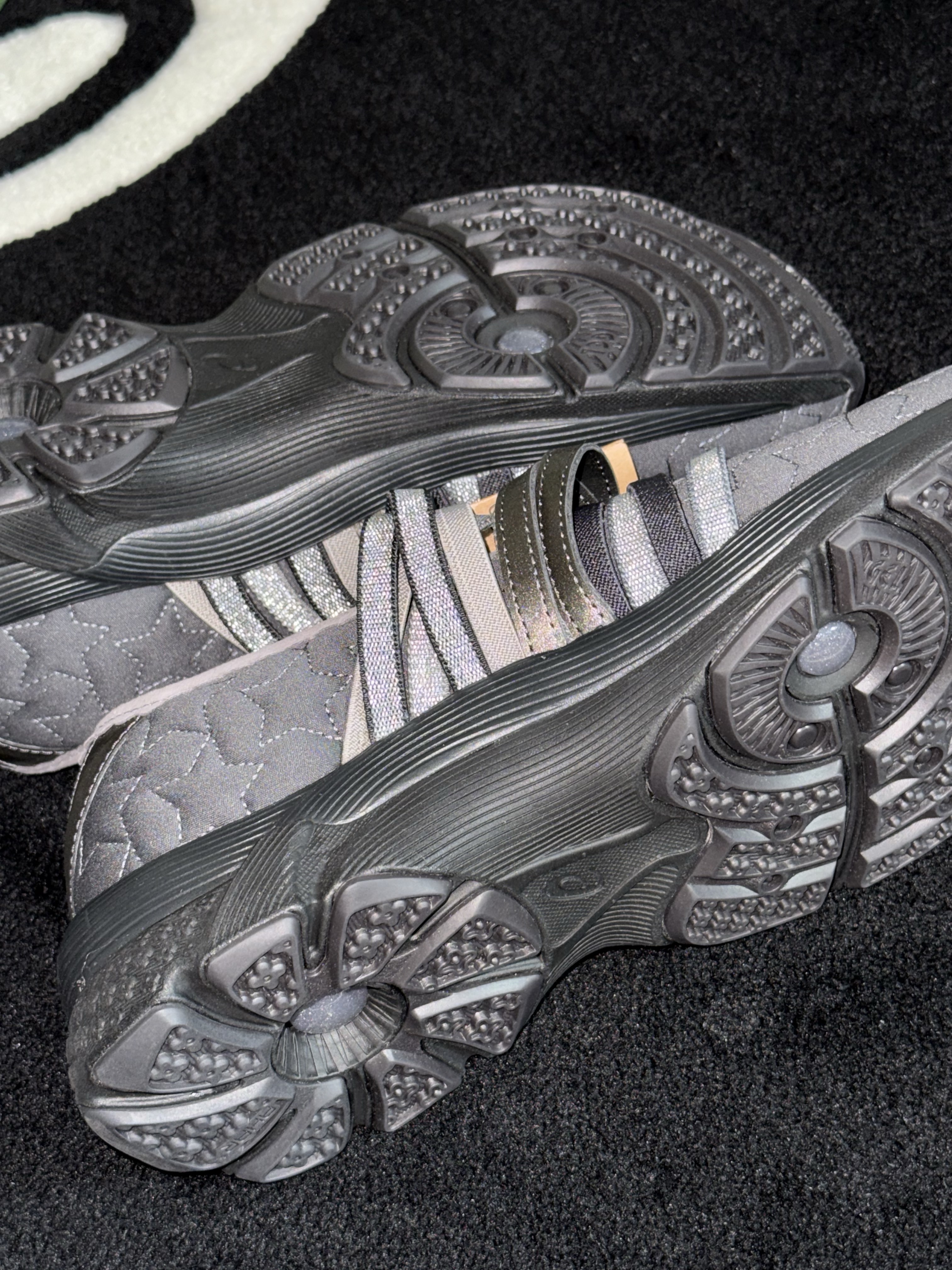 (W) Asics x Kiko Kostadinov x Heaven by Marc Jacobs Gel-Lokros Graphite Grey Gunmetal 착용 스타일 - 4