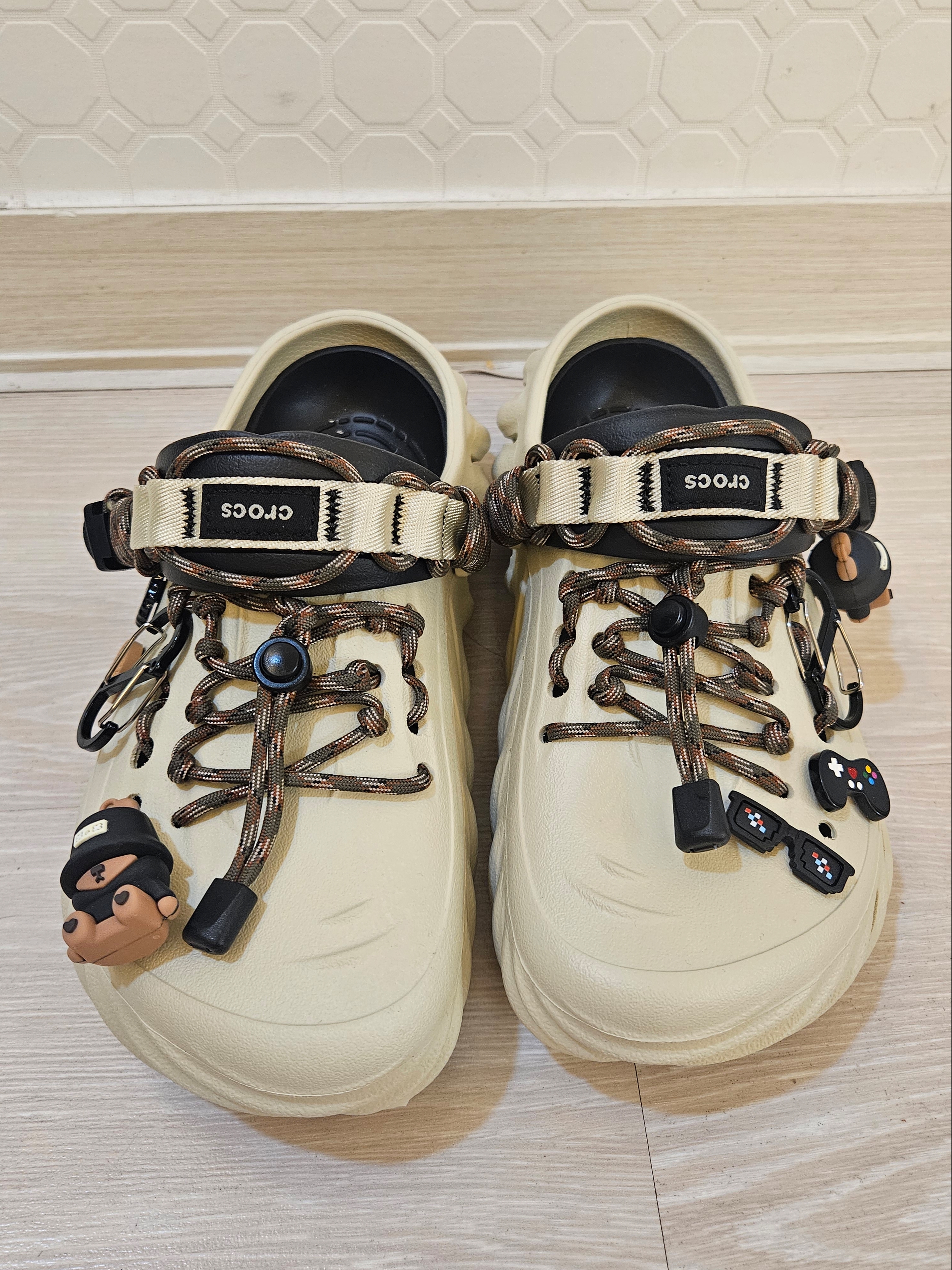 Crocs Echo Clog Bone Black 착용 스타일