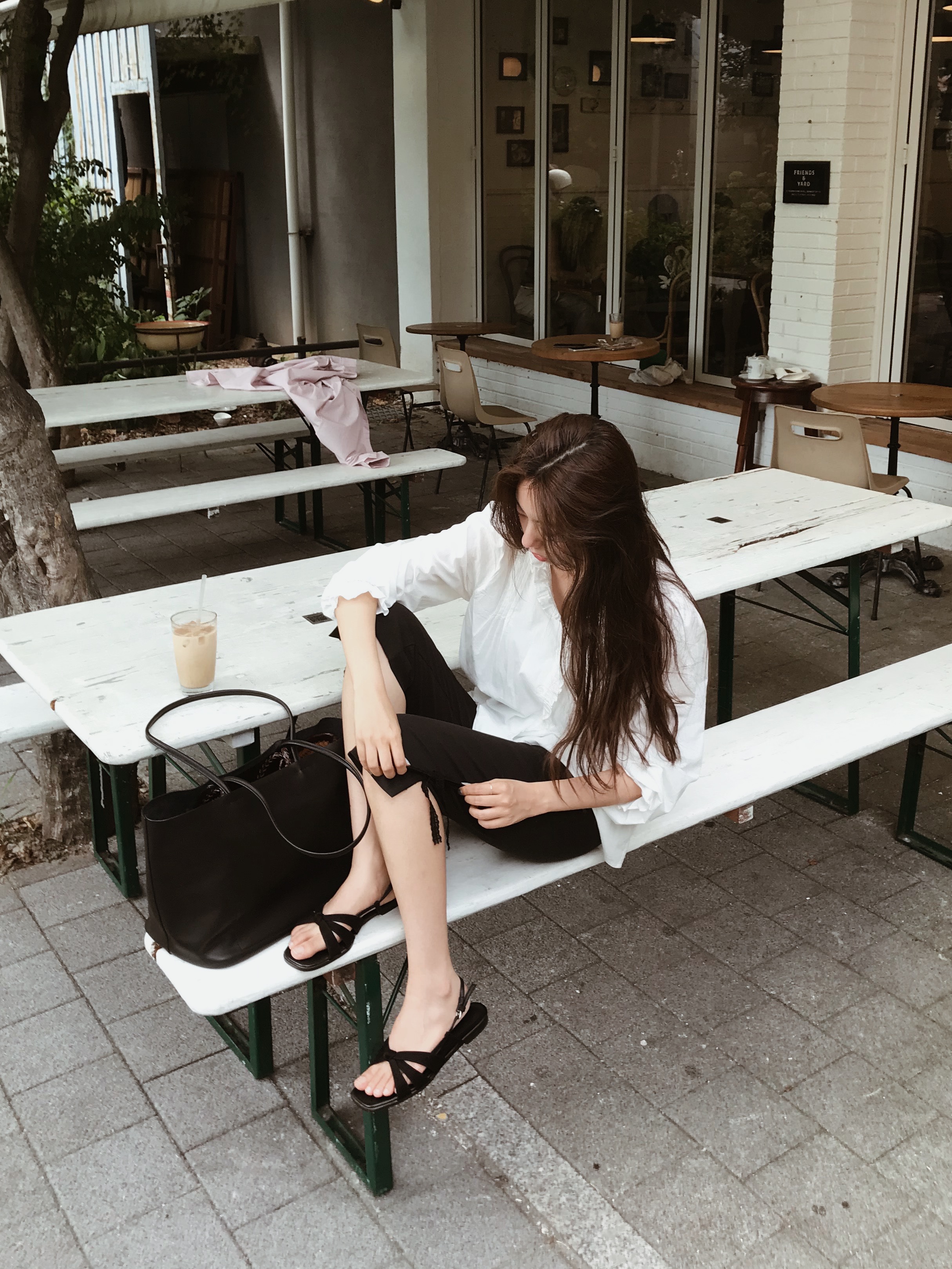 Prada Re-Nylon Tote Bag Black 착용 스타일 - 2
