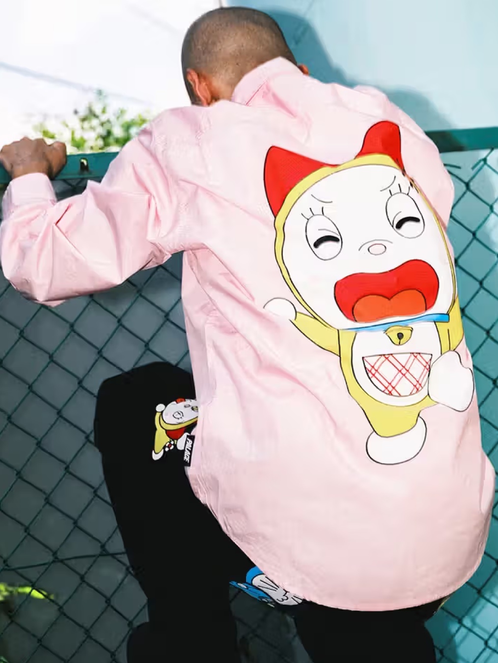 Palace x Doraemon T-Shirt White - 25FW, Palace x Doraemon 6-Panel Black - 25FW 착용 스타일 - 2