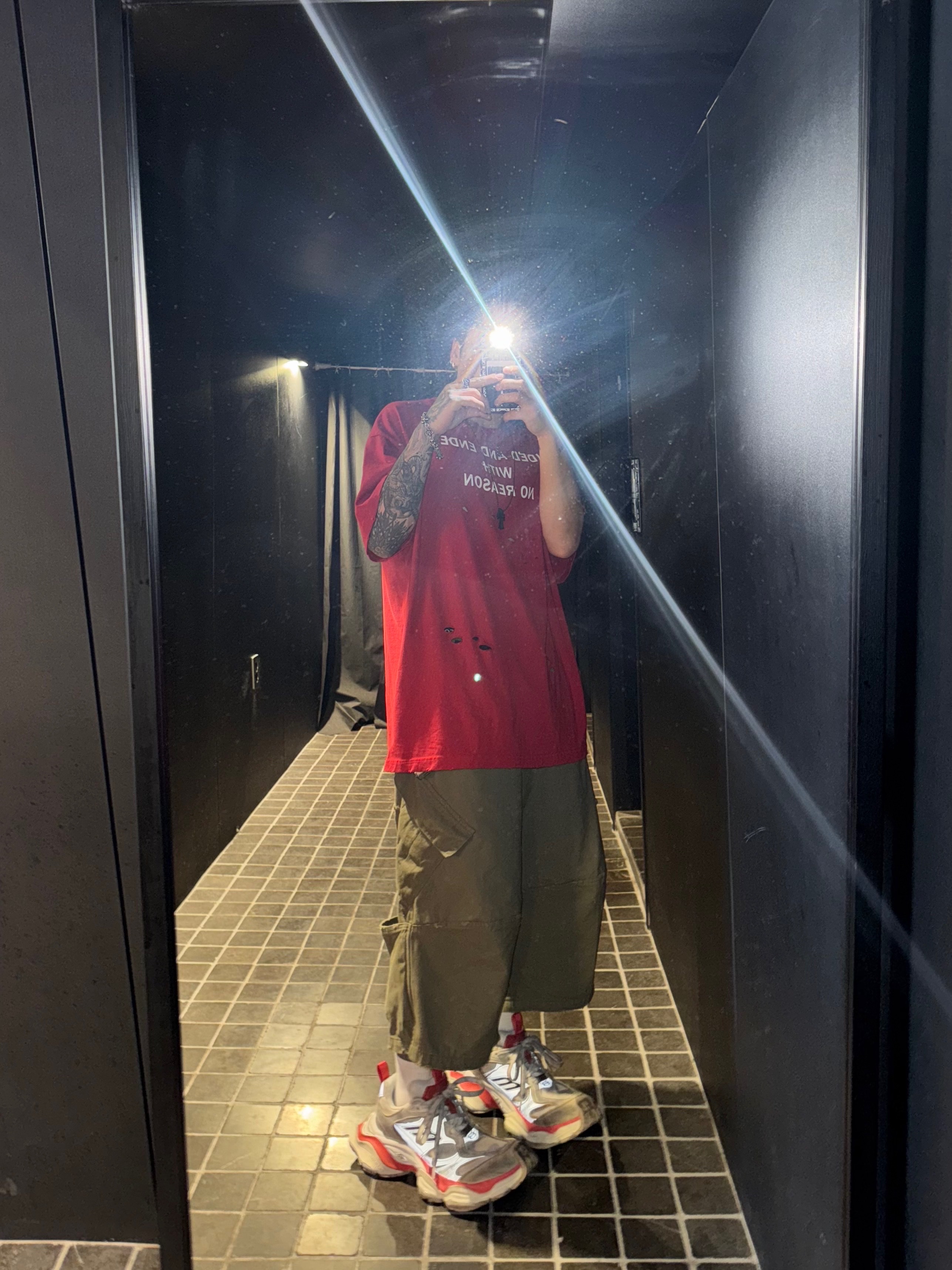 ROARINGRAD Damage Lettering T-shirt Red, Balenciaga Cargo Sneakers Beige Grey Red 착용 스타일 - 4