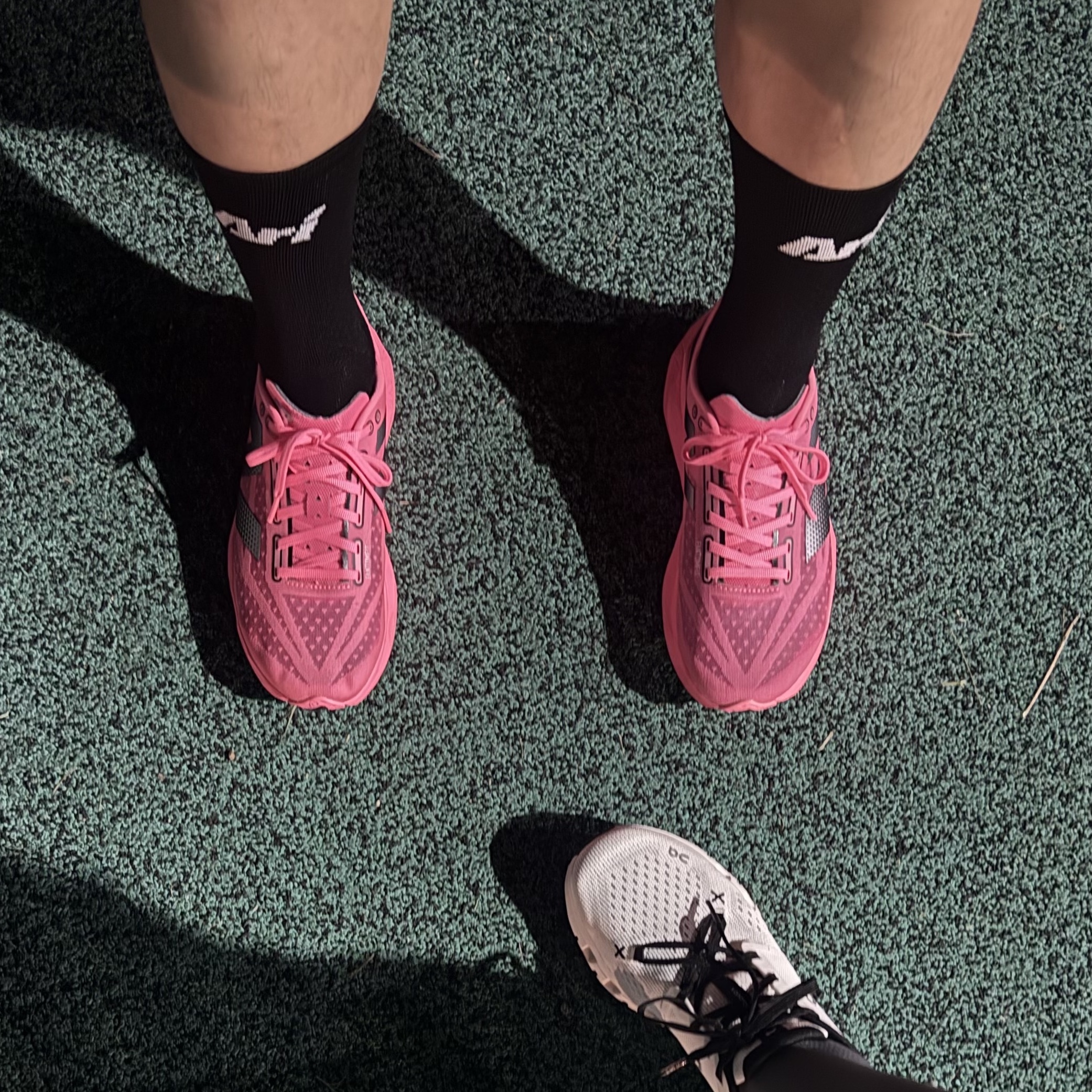 New Balance Fuelcell Rebel v4 Ultra Pink Black - 2E Wide 착용 스타일