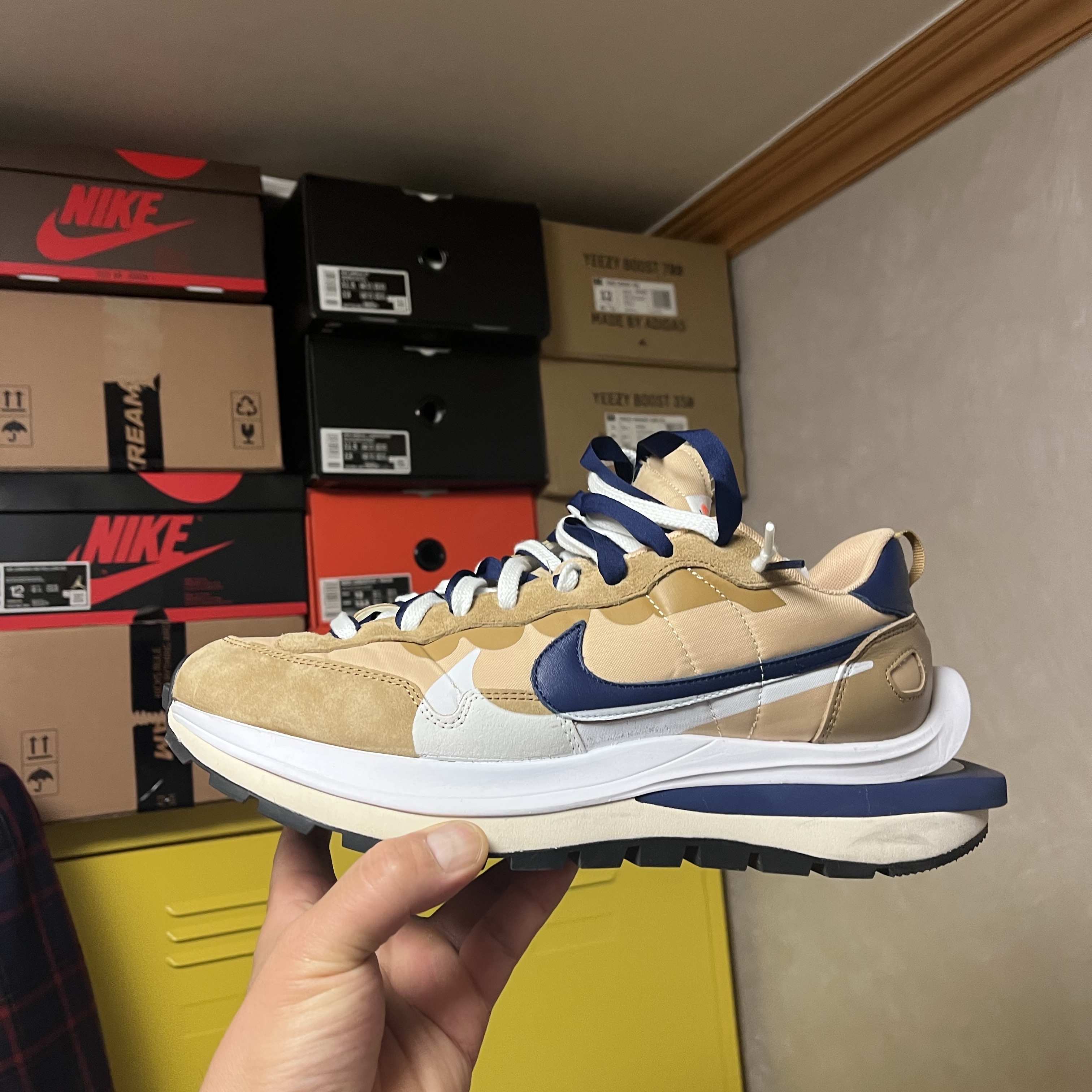 Nike x Sacai VaporWaffle Sesame and Blue Void 착용 스타일