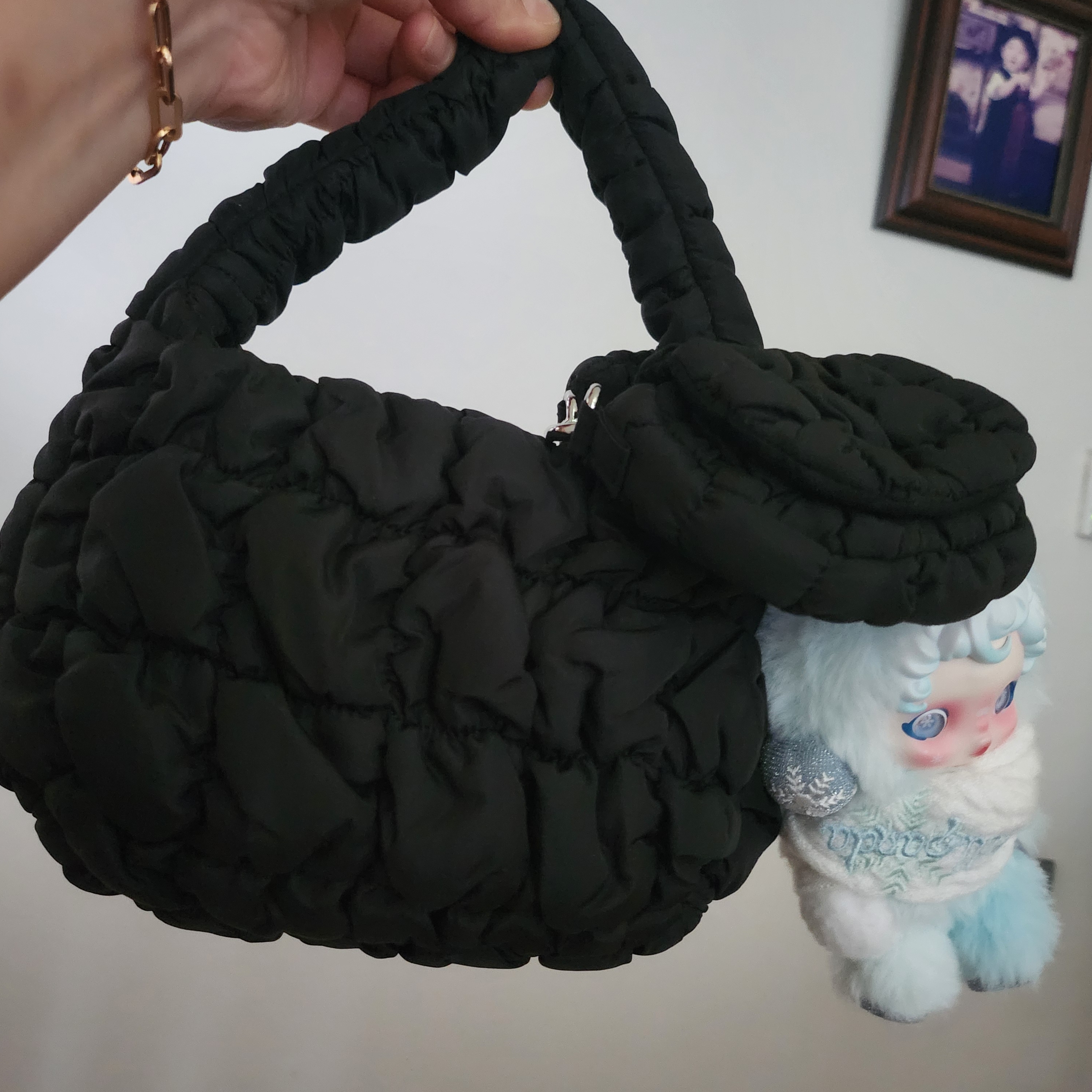 COS Quilted Micro Bag Black 착용 스타일 - 3
