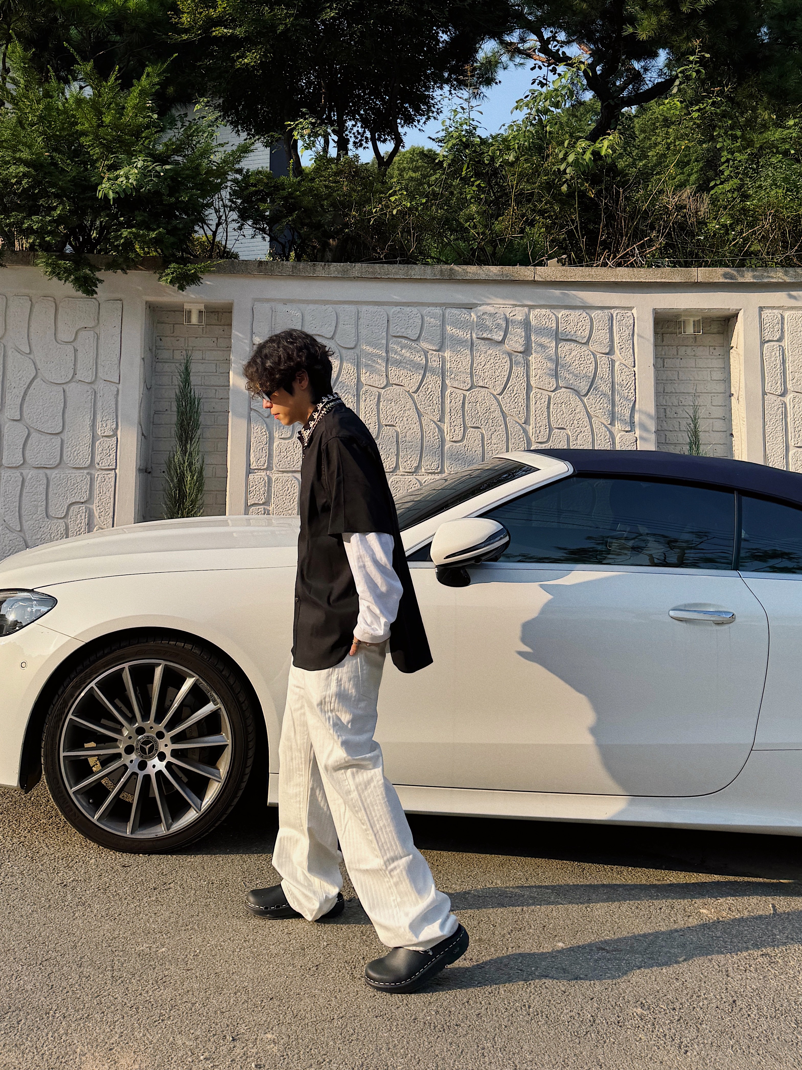 Oofos x STU Oocloog Black, STU Embo Stripe Denim Pants White 착용 스타일 - 2