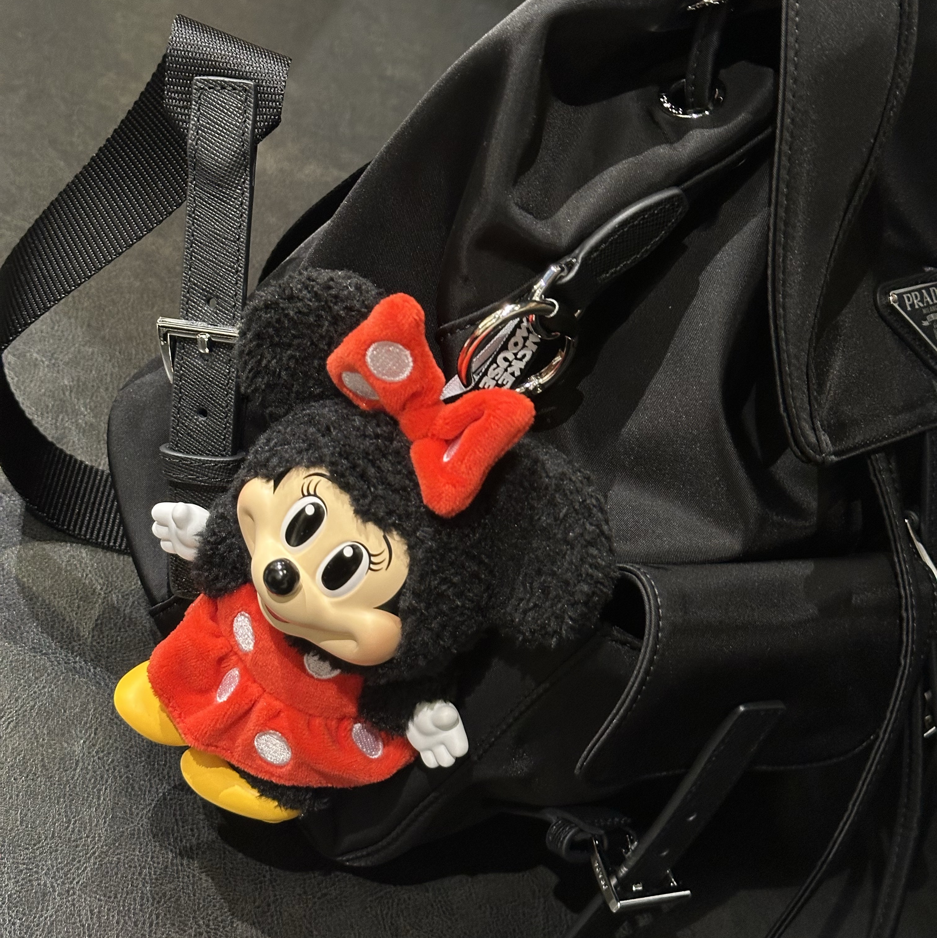 Pop Mart Mickey Family Cute Together Keychain Series Minnie (Opened Case) 착용 스타일