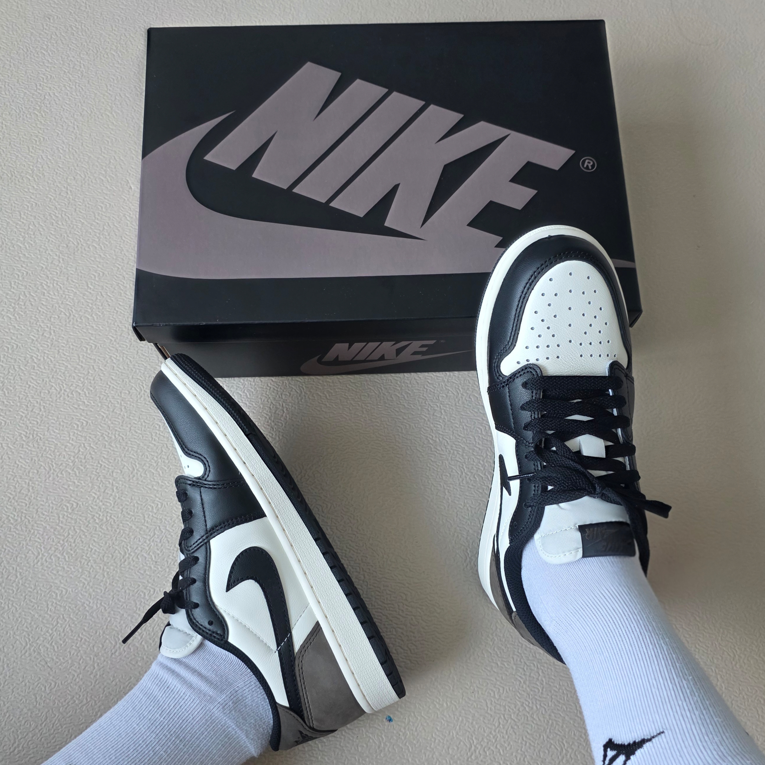 Jordan 1 Retro Low OG Mocha 착용 스타일 - 1