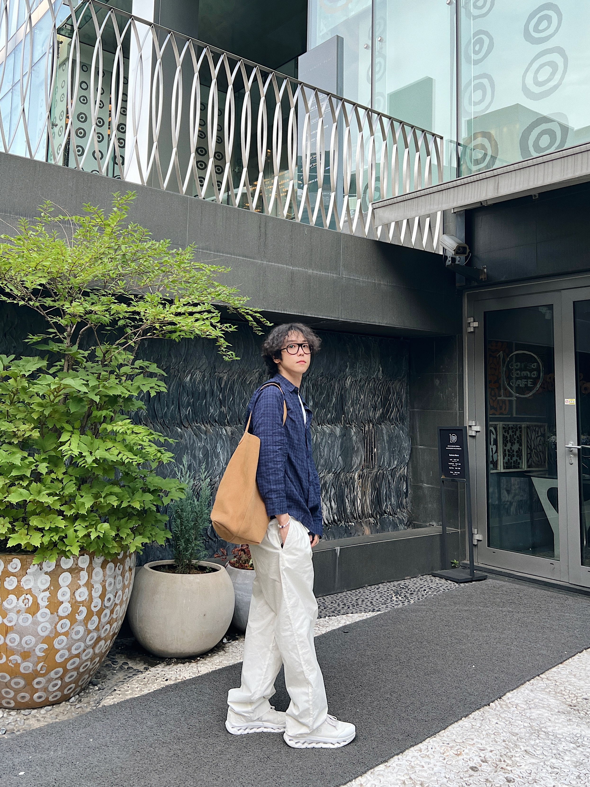 Loewe x On Running Cloudtilt 2.0 Sand White, STU Stripe Linen Pants White 착용 스타일 - 2