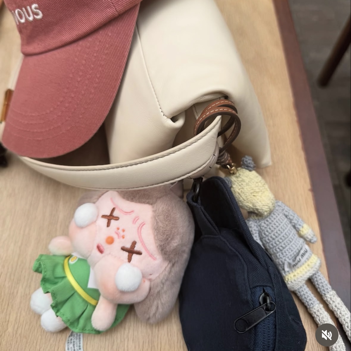 Pop Mart Crybaby Sunset Concert Series Plush Pendant Dim Green (Opened Case) 착용 스타일 - 2