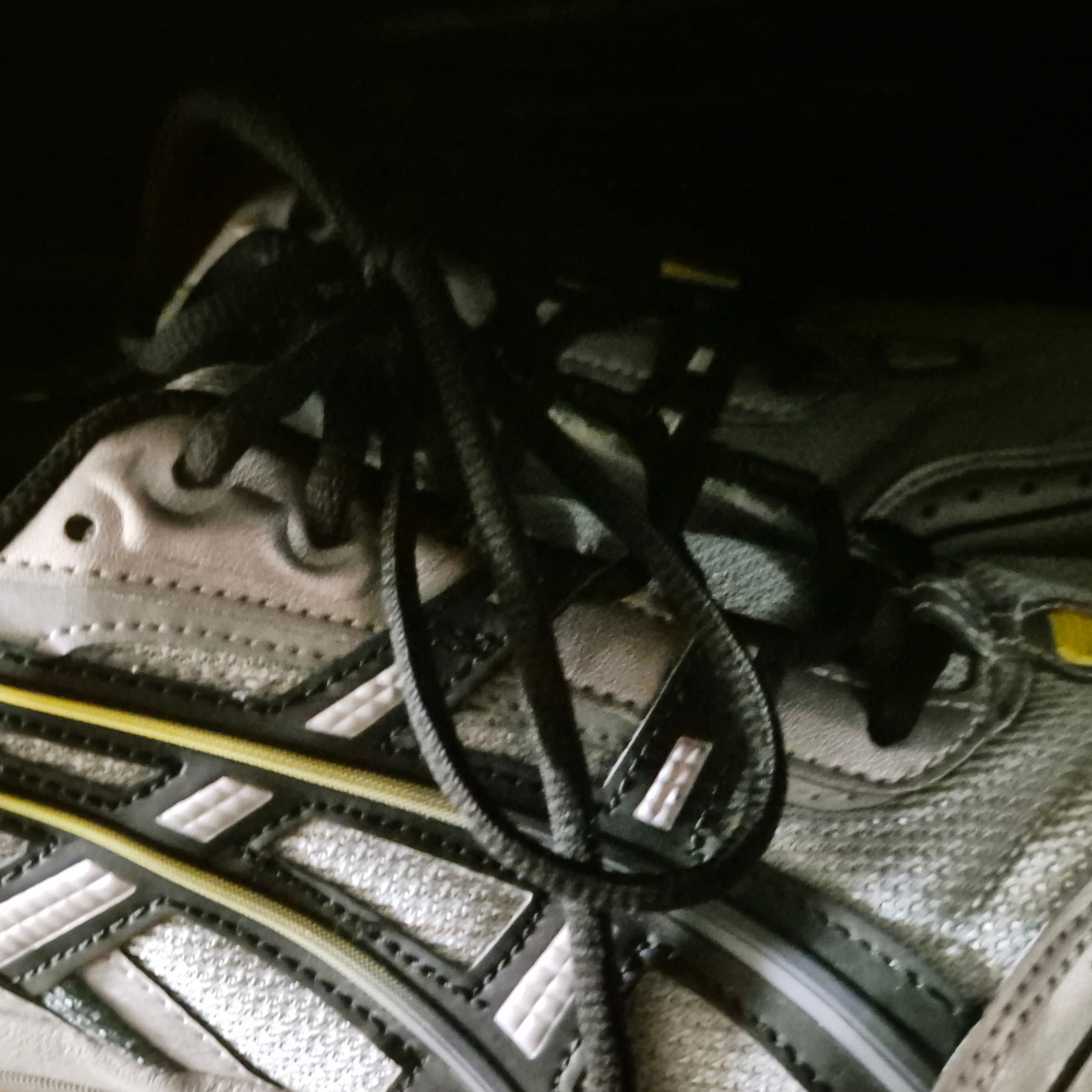 Asics Gel-1090 Mid Grey Black 착용 스타일