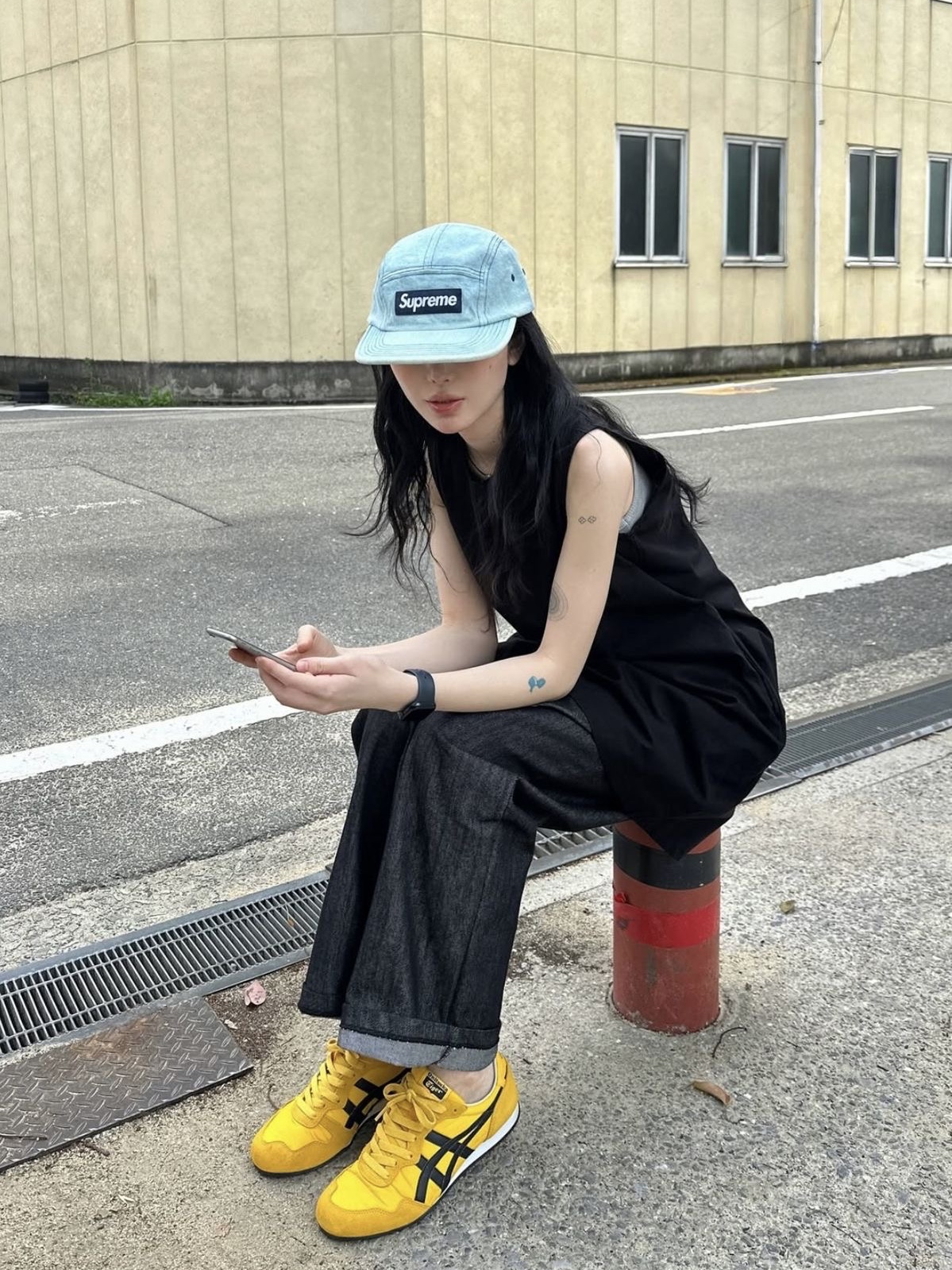 Onitsuka Tiger Serrano Yellow Black, Supreme Denim Camp Cap Light Washed Indigo - 25SS 착용 스타일
