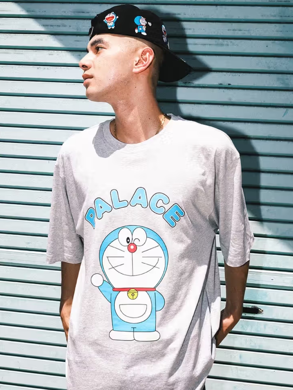Palace x Doraemon T-Shirt White - 25FW, Palace x Doraemon 6-Panel Black - 25FW 착용 스타일 - 4