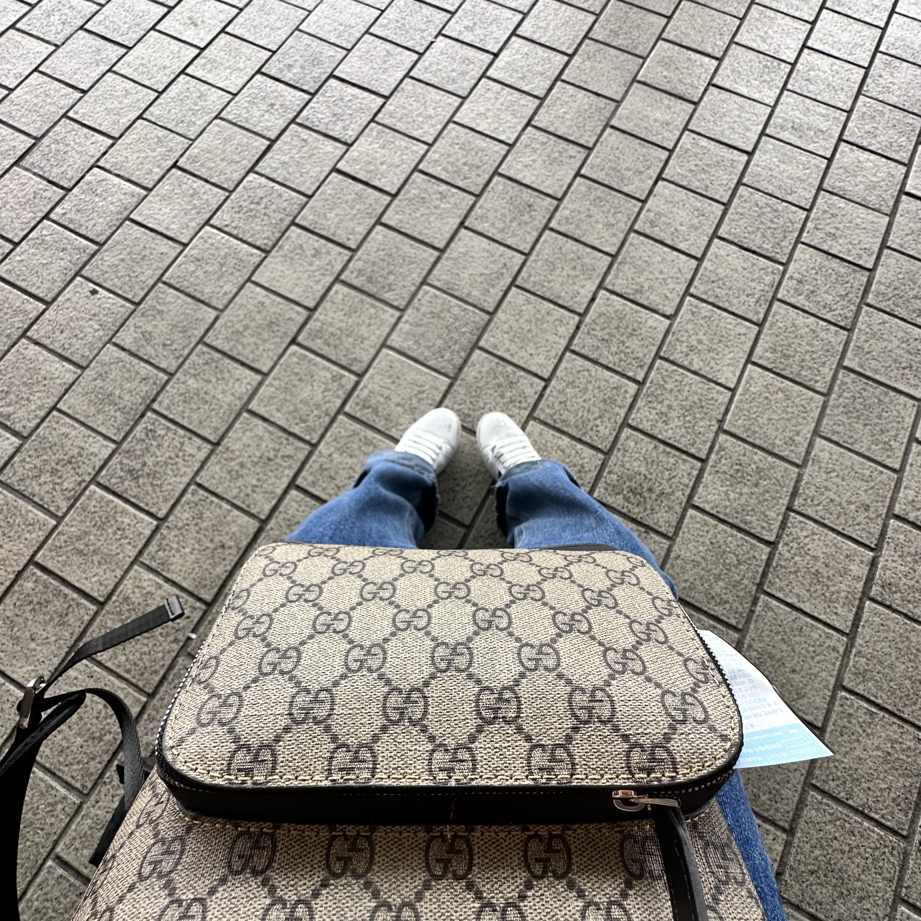 Gucci GG Supreme Backpack Beige Ebony, Gucci Ace Embroidered Bee 착용 스타일 - 1