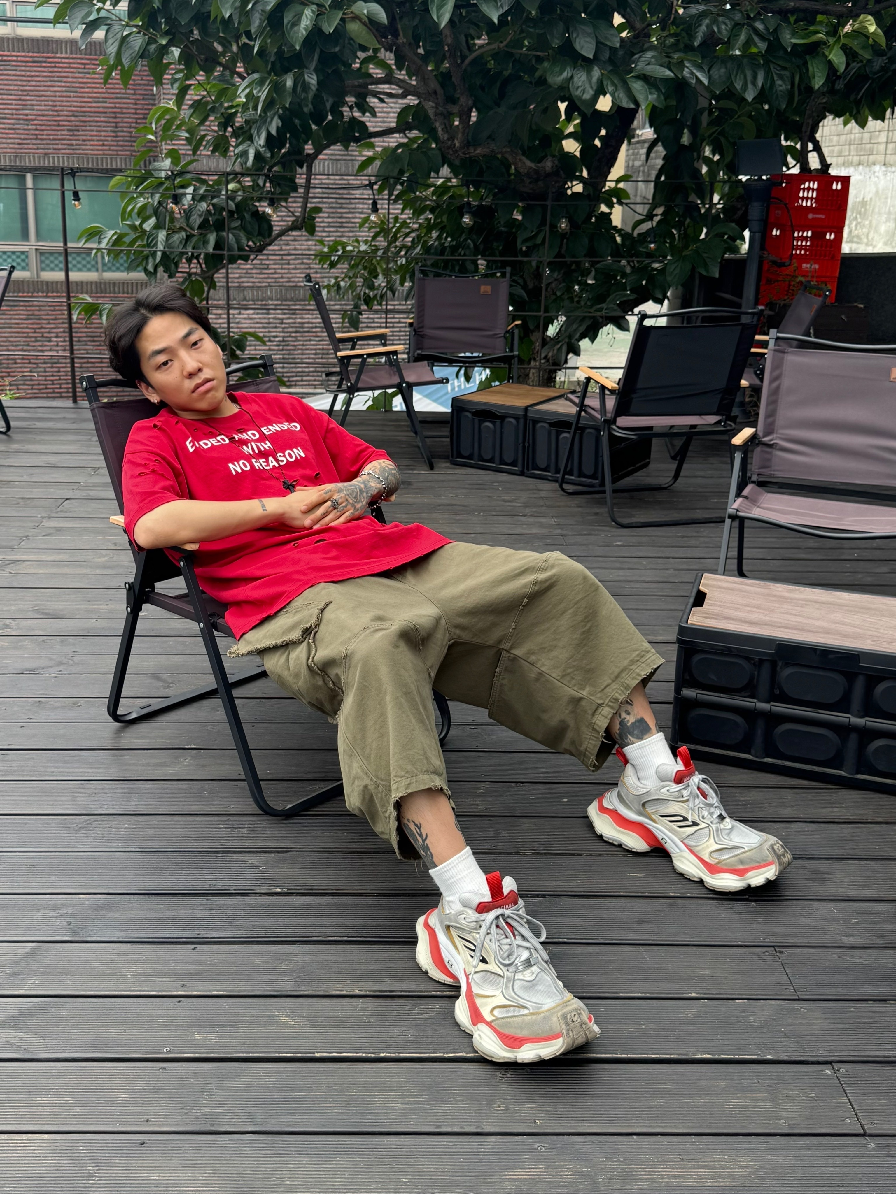 ROARINGRAD Damage Lettering T-shirt Red, Balenciaga Cargo Sneakers Beige Grey Red 착용 스타일 - 3